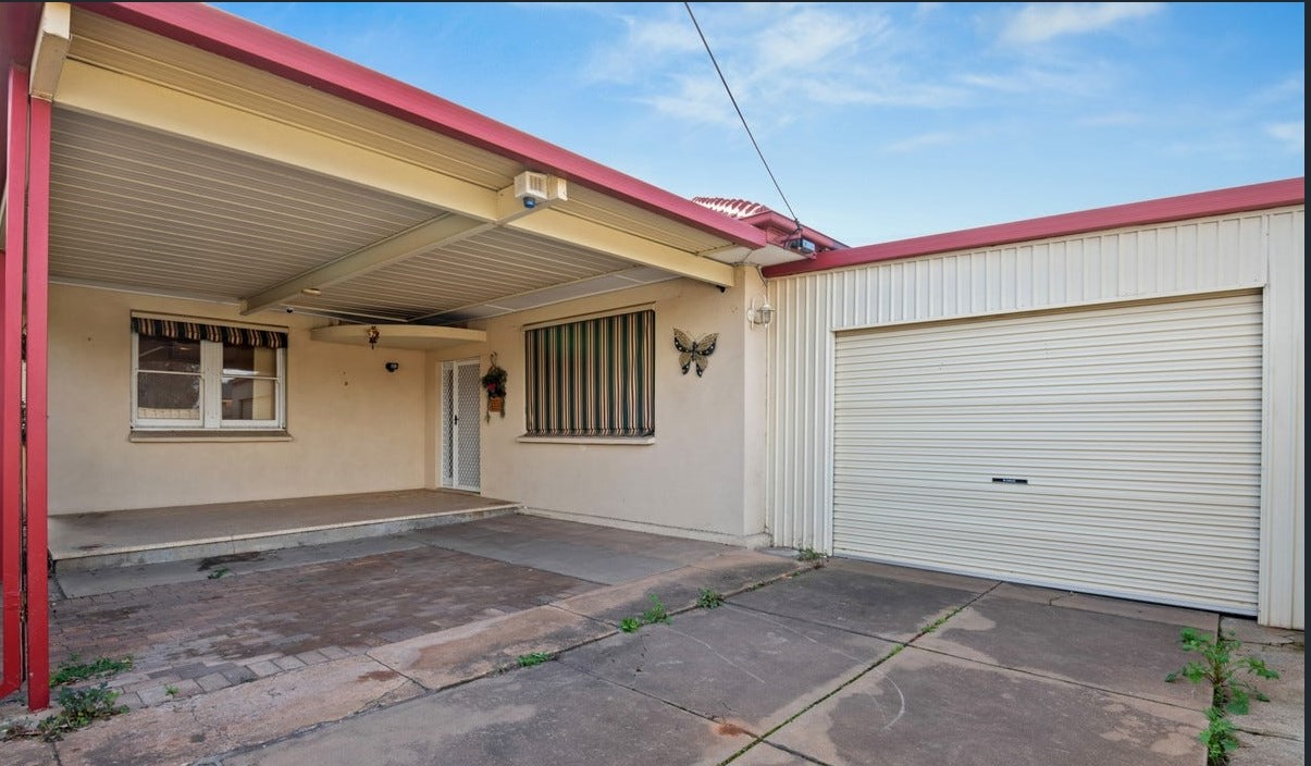 Salisbury Downs share house Front of  House and Garage shared space