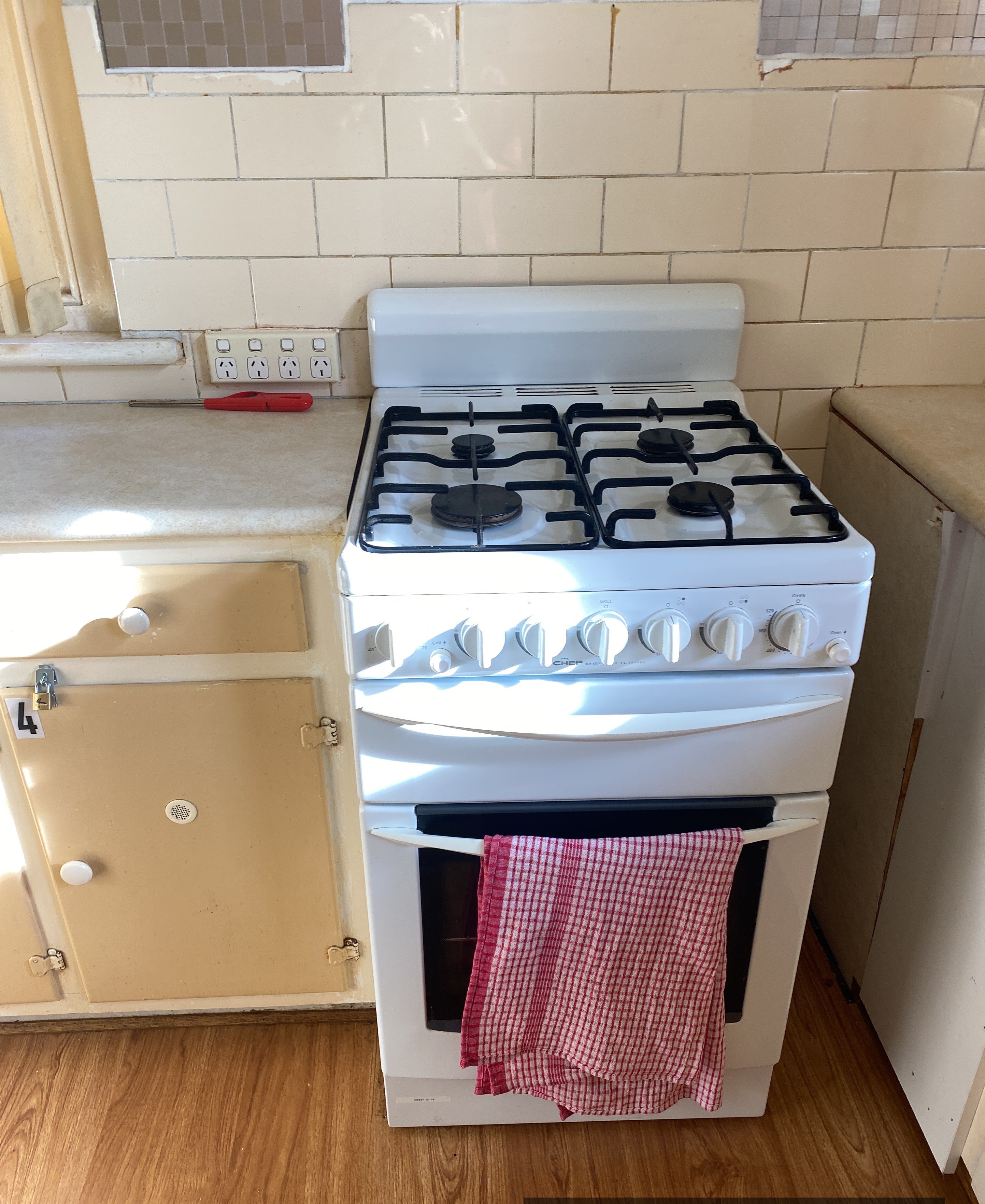 Salisbury Downs share house Kitchen Cooking Area (Stove and Oven) shared space