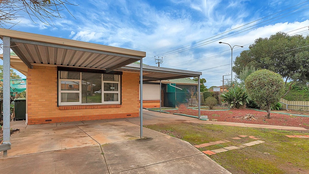 Para Hills West share house Front of House With Carport shared space