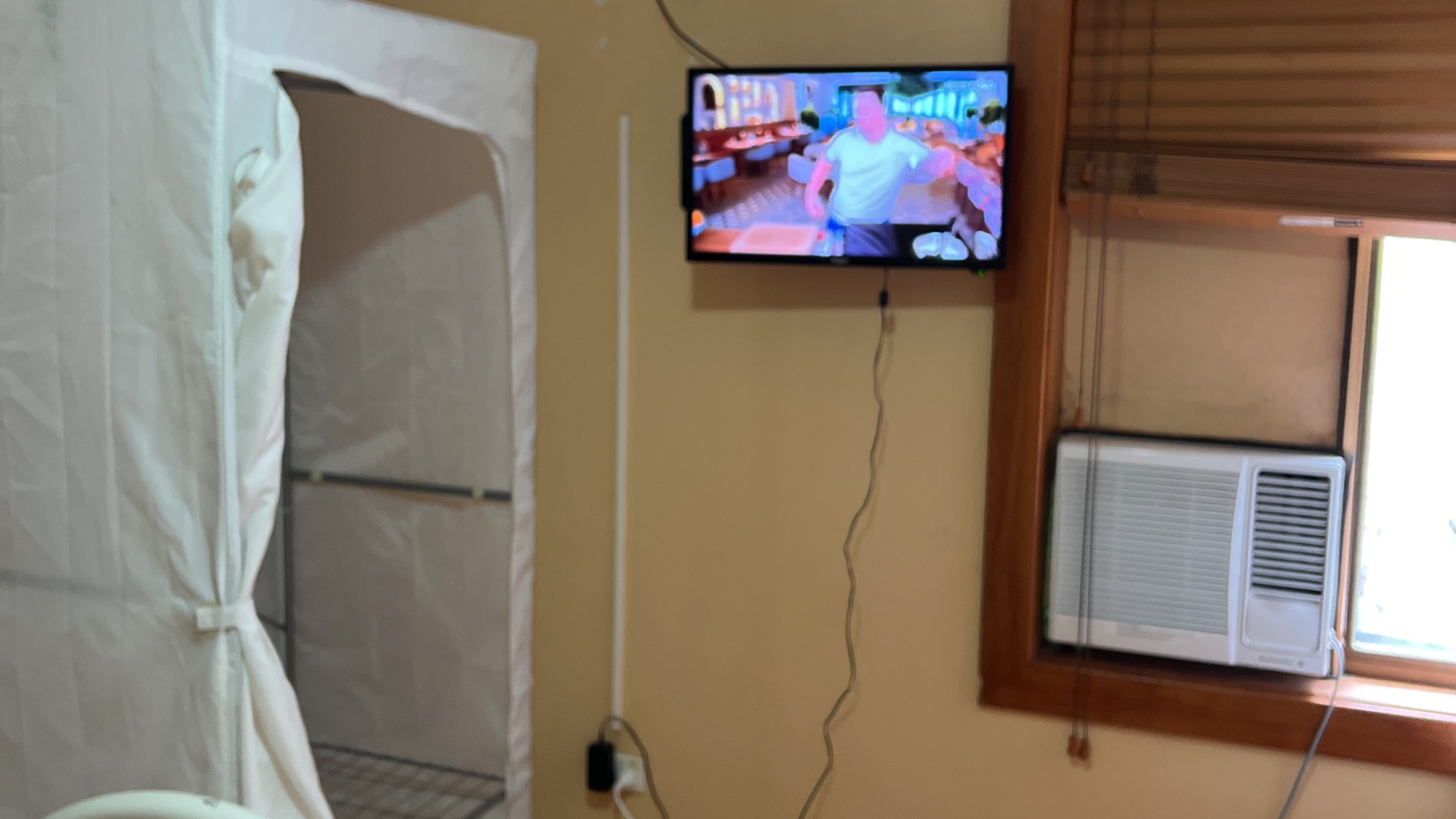 Christies Beach share house TV and Window Air Conditioner