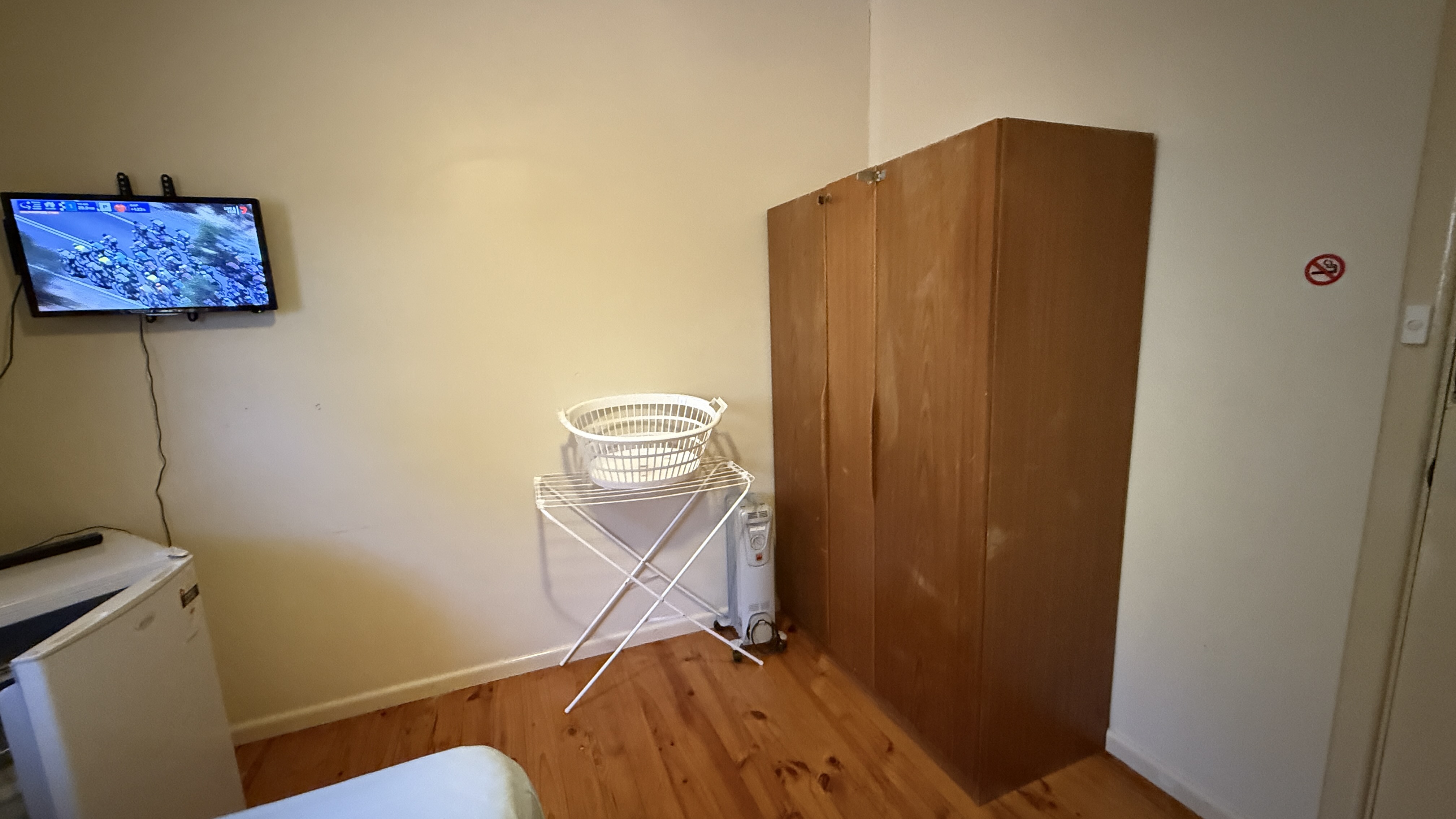 Elizabeth Downs share house TV, Wradrobe and Oil Column Heater