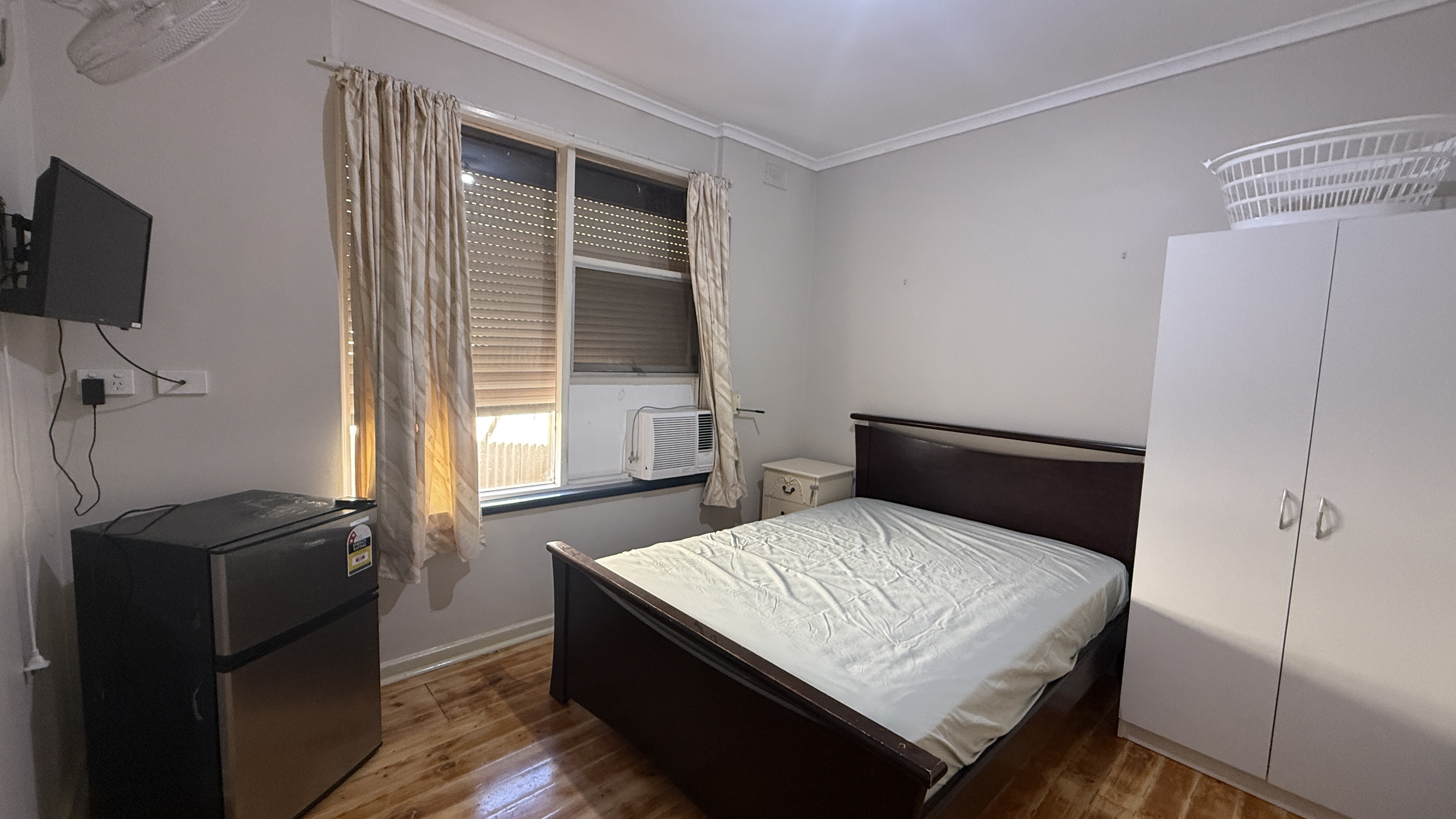 Para Hills West share house Bed TV