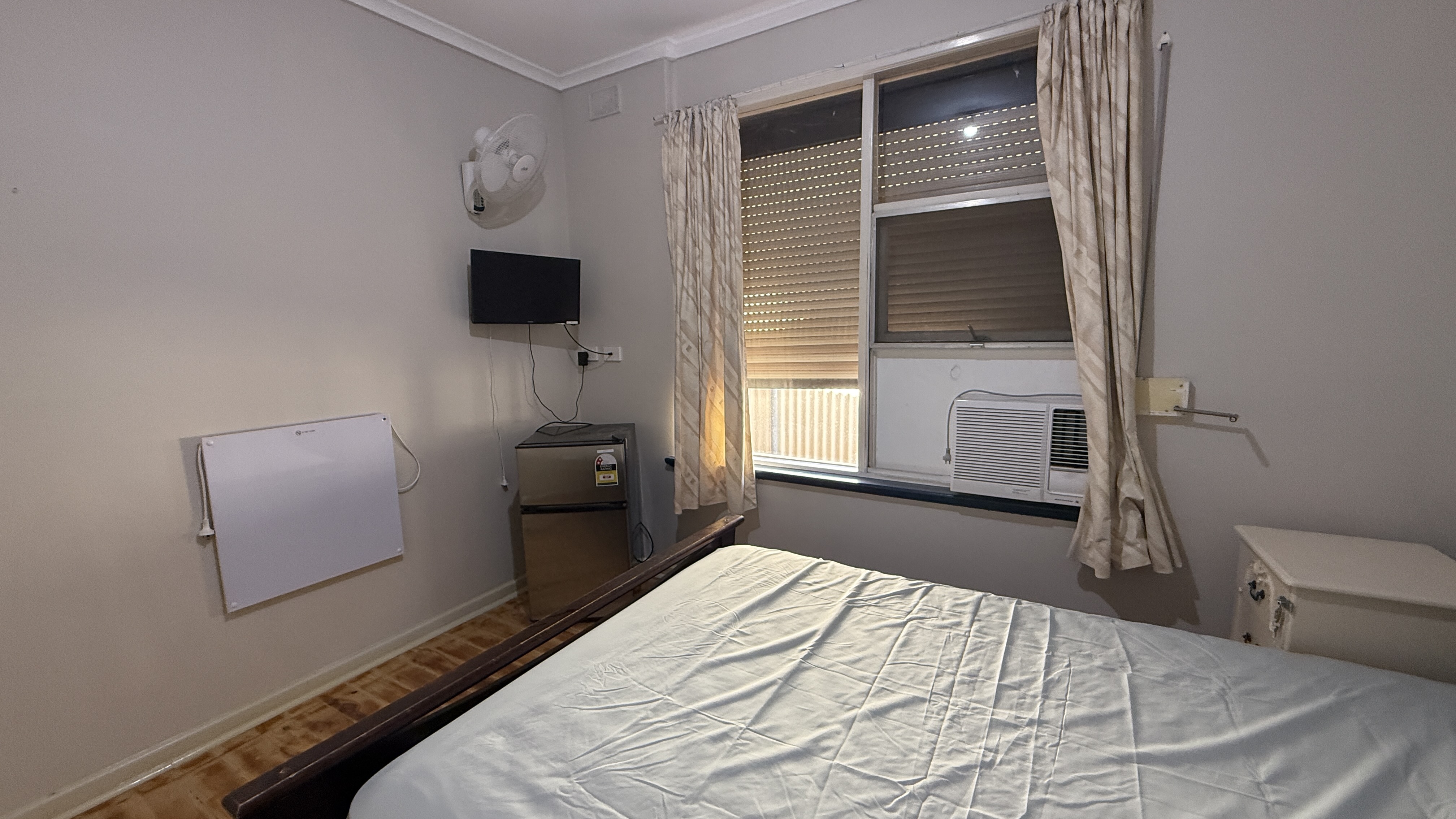 Para Hills West share house Bed Air Condition