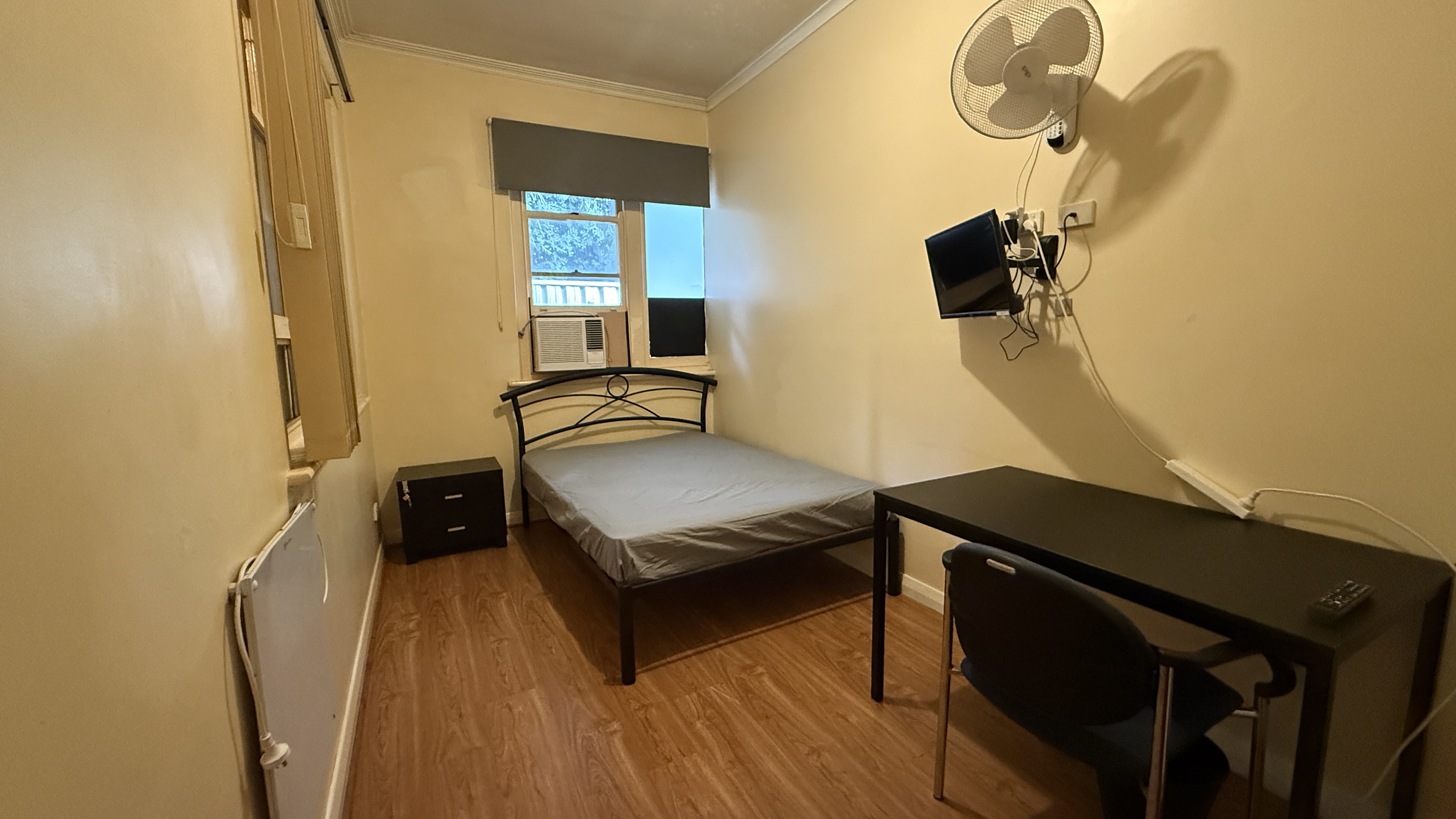 Salisbury Downs Share House Bed TV Air Conditioner