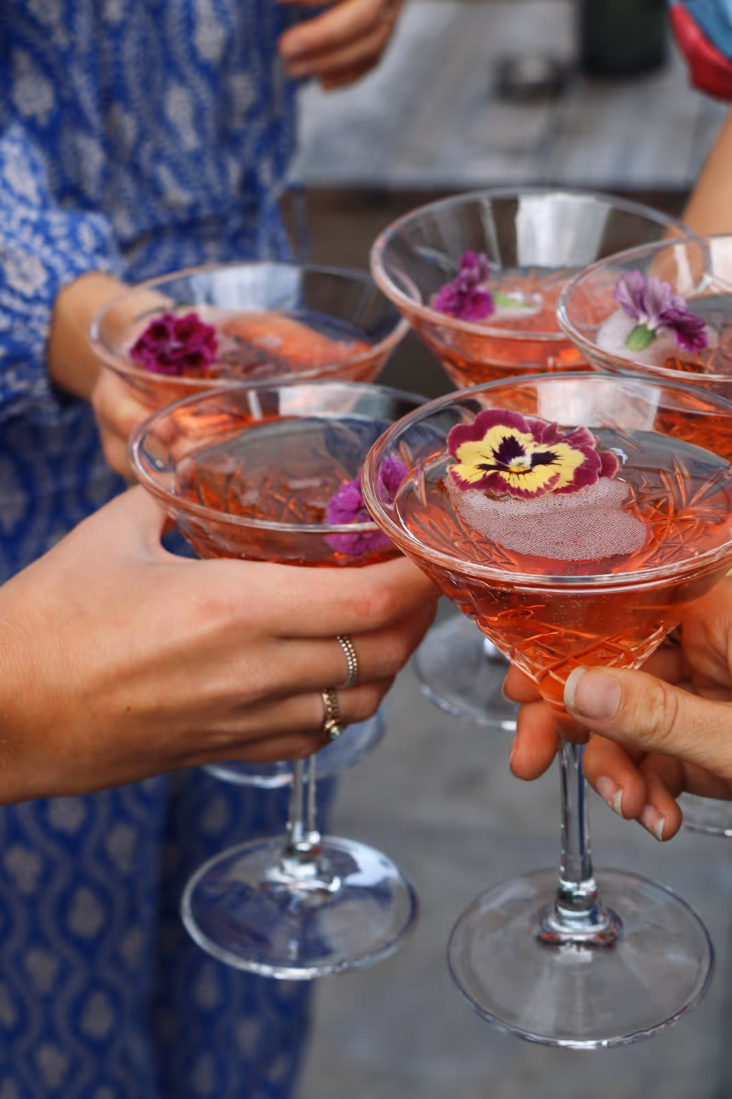Mensen houden een cocktail drankje vast.
