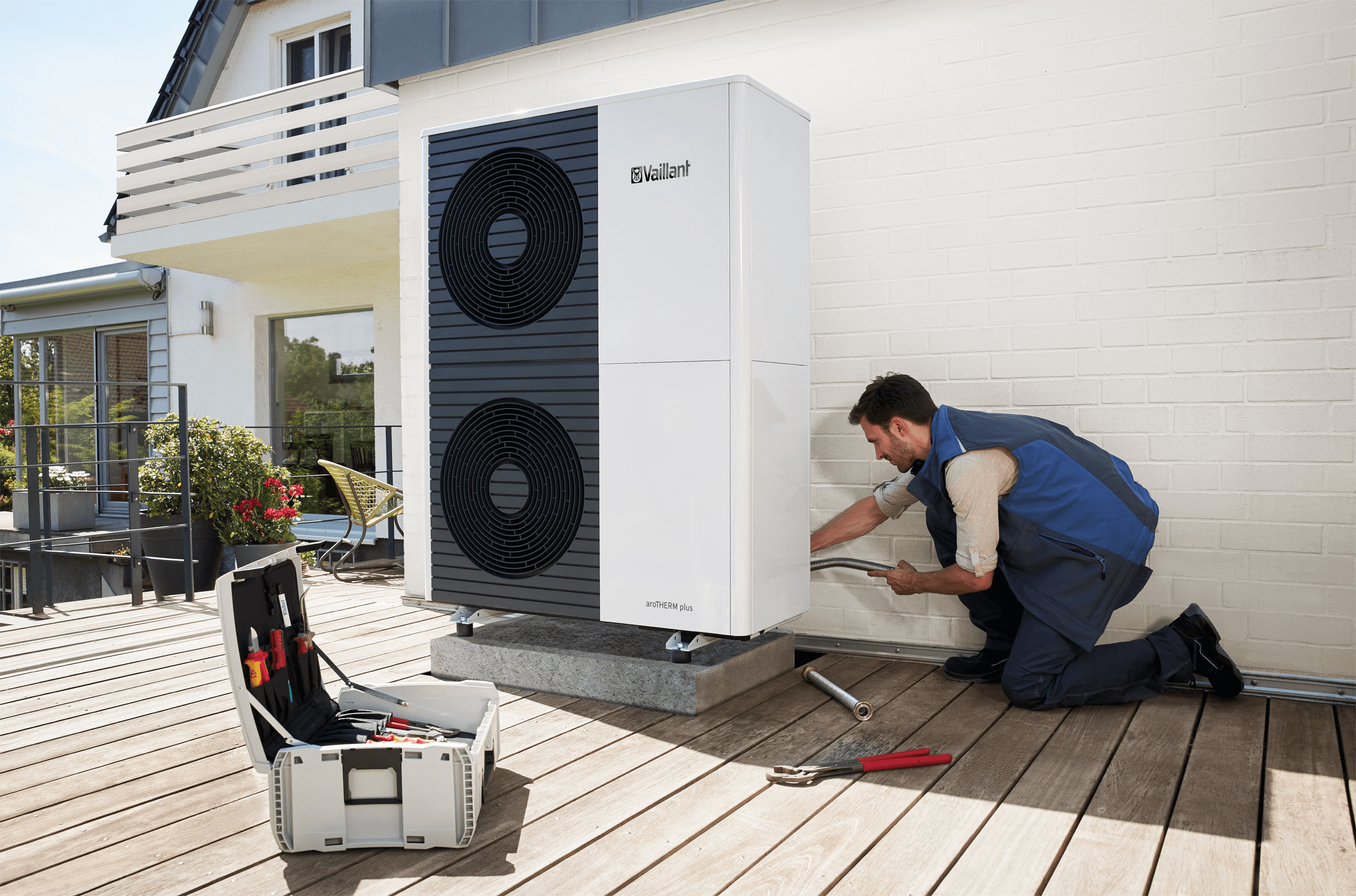 Handwerker installiert Vaillant Wärmepumpe