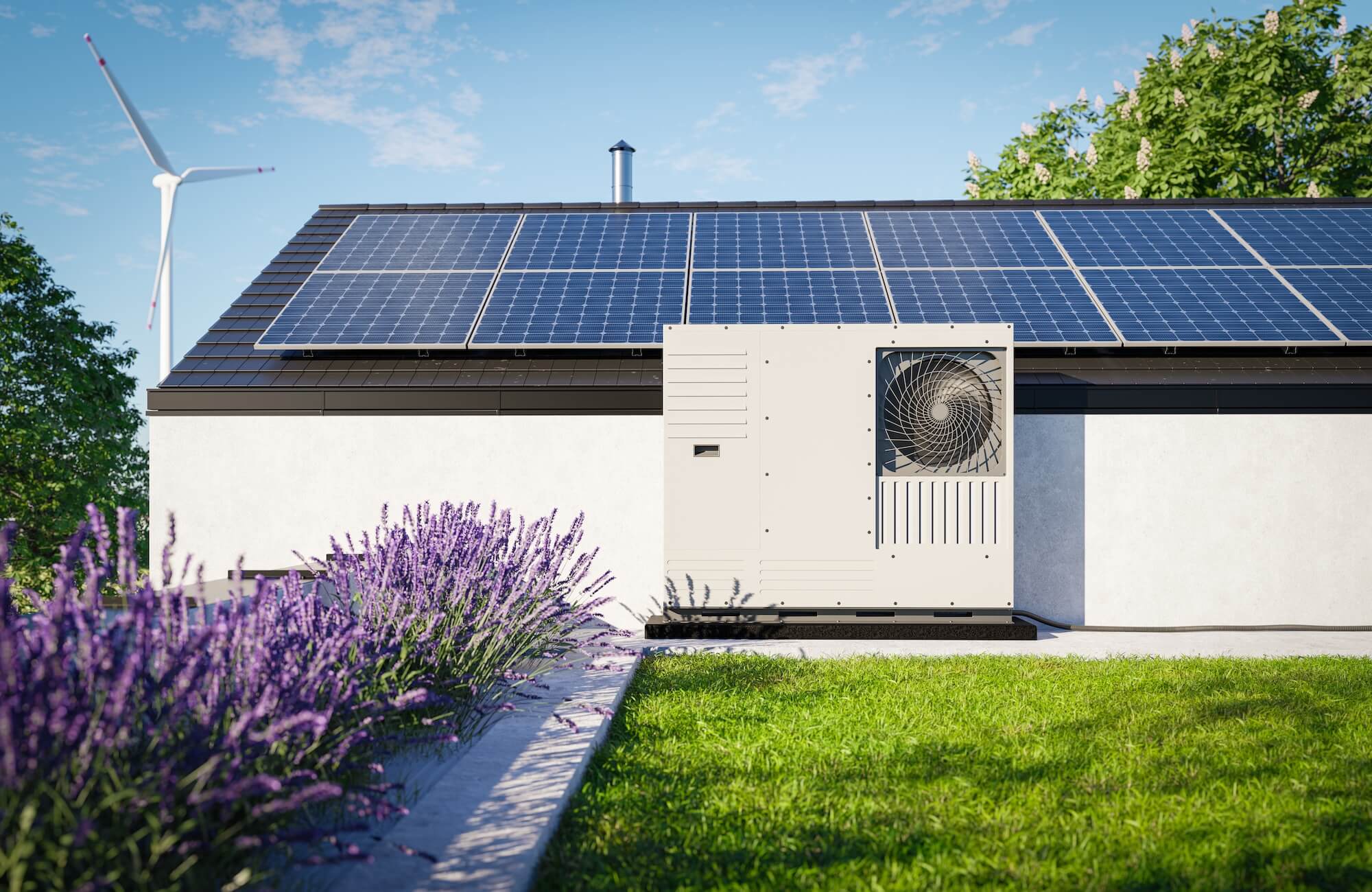 Wärmepumpe vor einem Wohnhaus mit PV-Anlage
