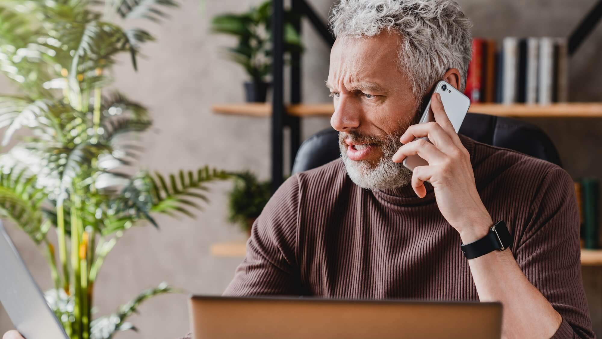 Älterer Herr am Telefon