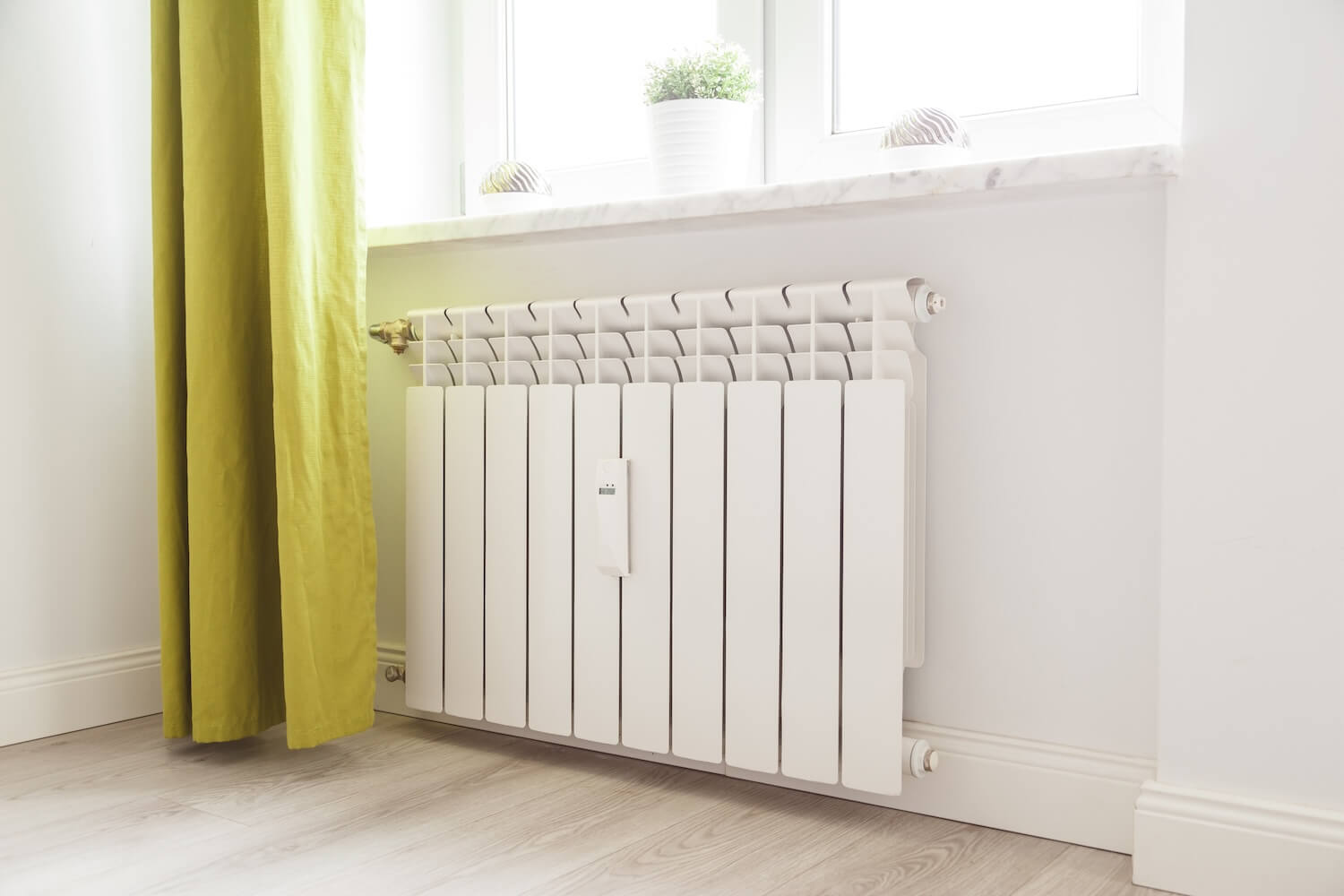 Großflächiger Heizkörper im Wohnzimmer, der mit einer Wärmepumpe betrieben werden kann.