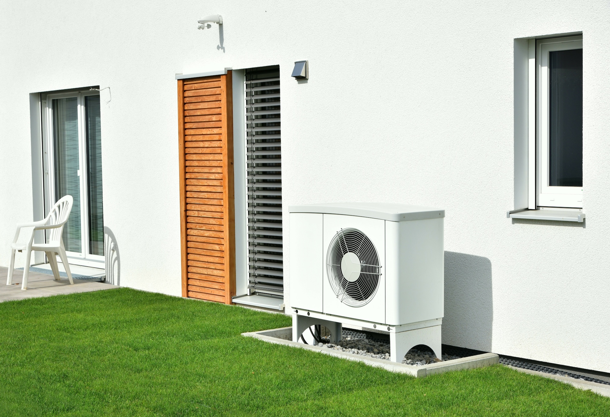 Wärmepumpe in einem Garten
