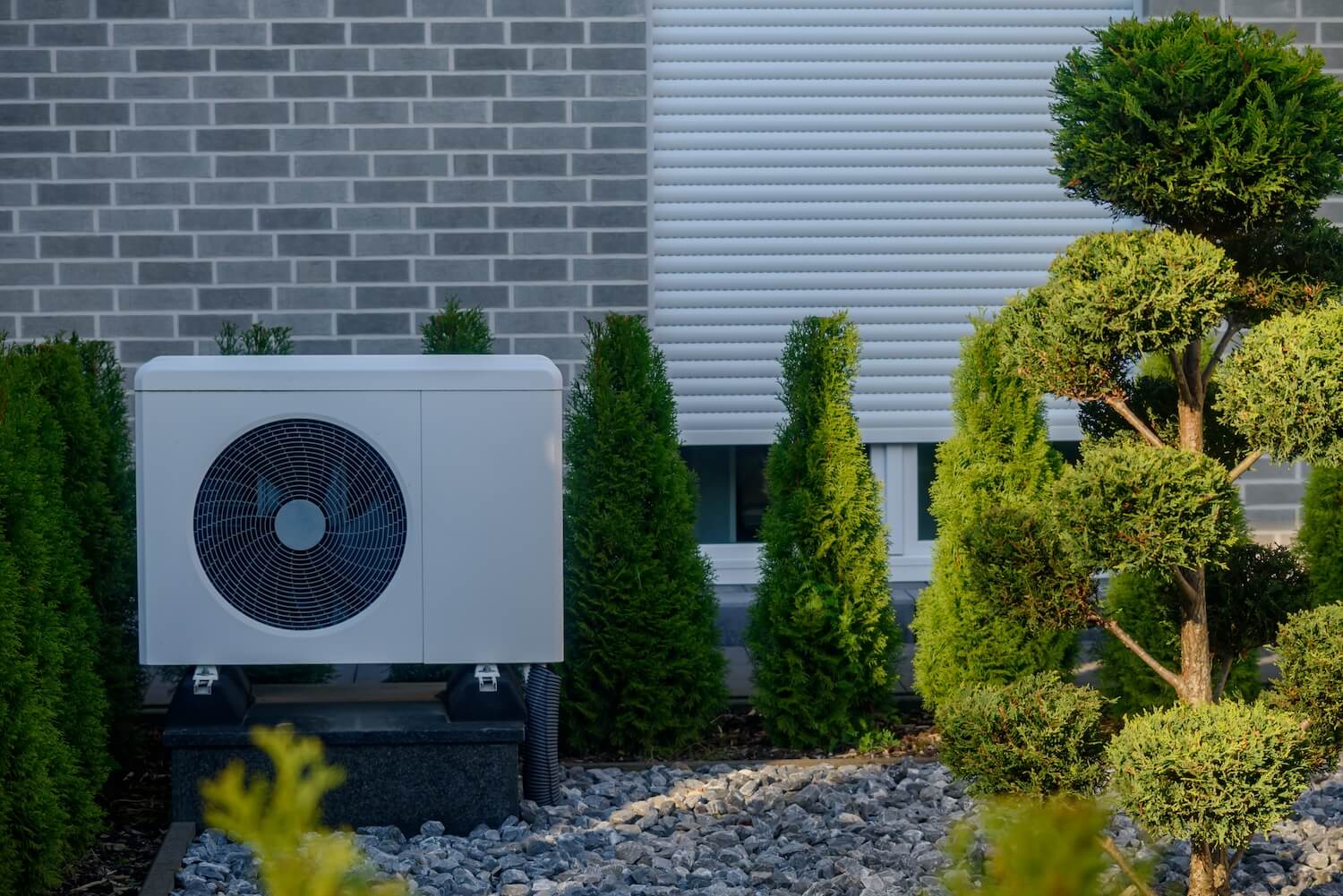 Wärmepumpe mit Pflanzen als Sichtschutz
