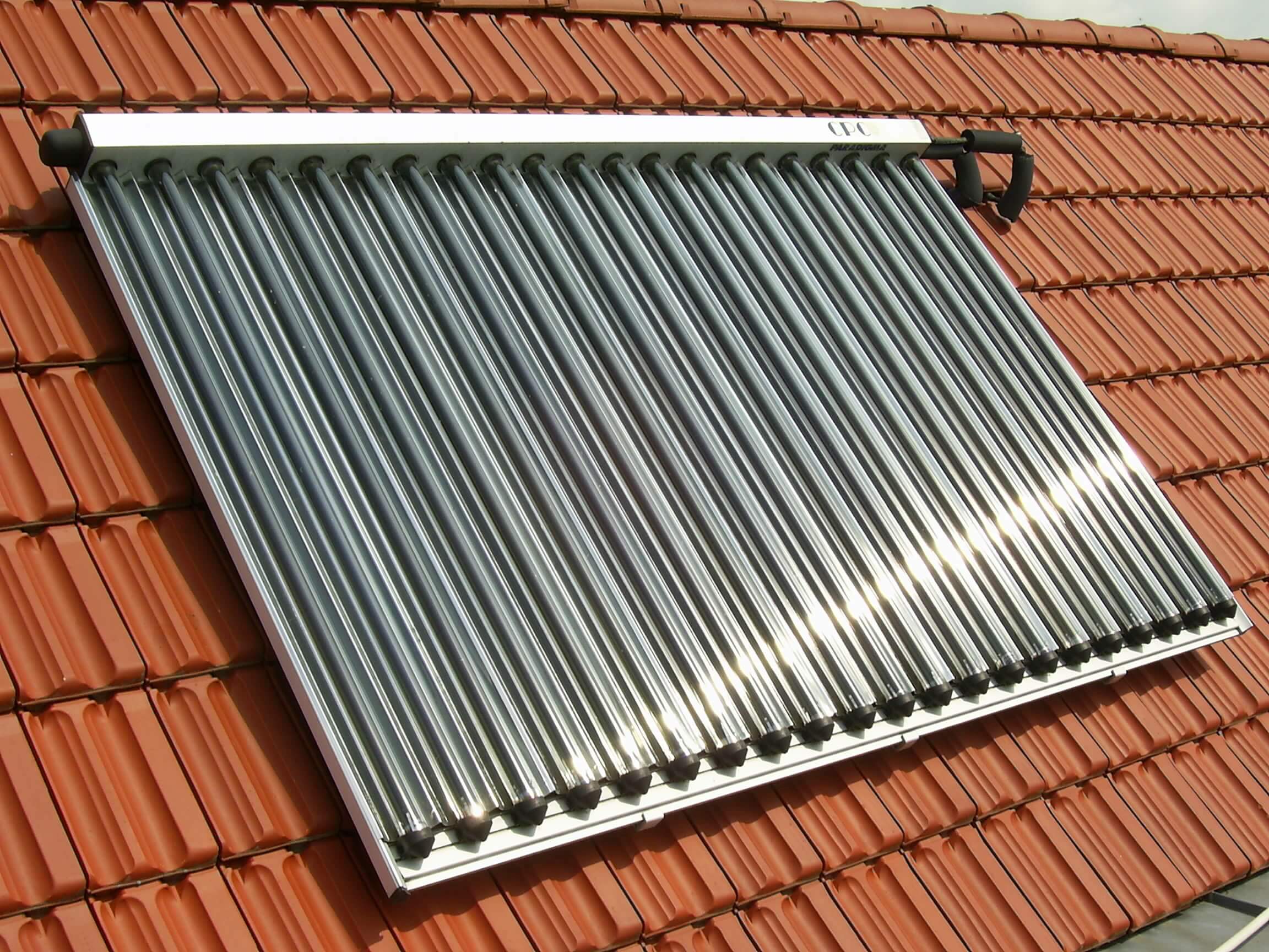Ein Solarthermie-Modul auf einem Hausdach