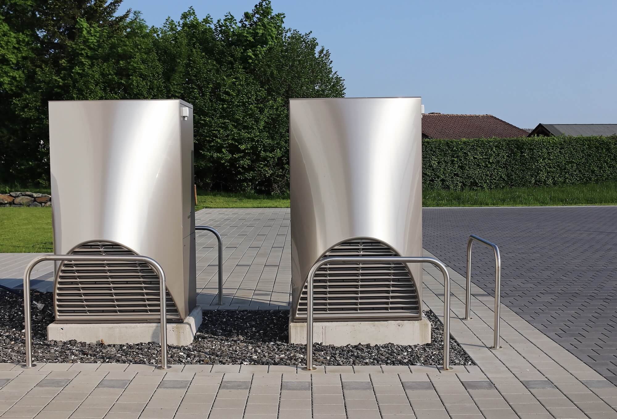 Zwei Außeneinheiten einer Wärmepumpe mit Schallschutz aus Metall