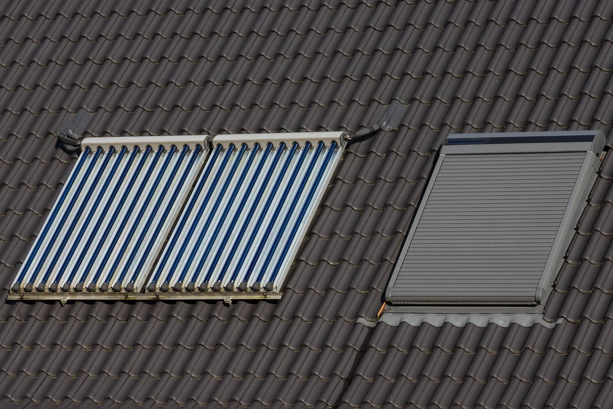 Solarthermie-Module auf einem Hausdach