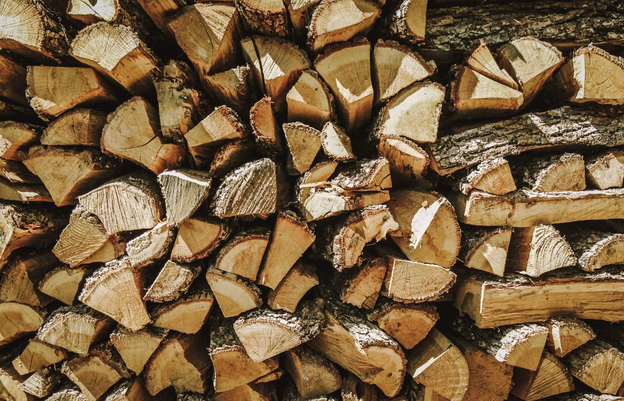Ein Stapel gespaltenes Brennholz