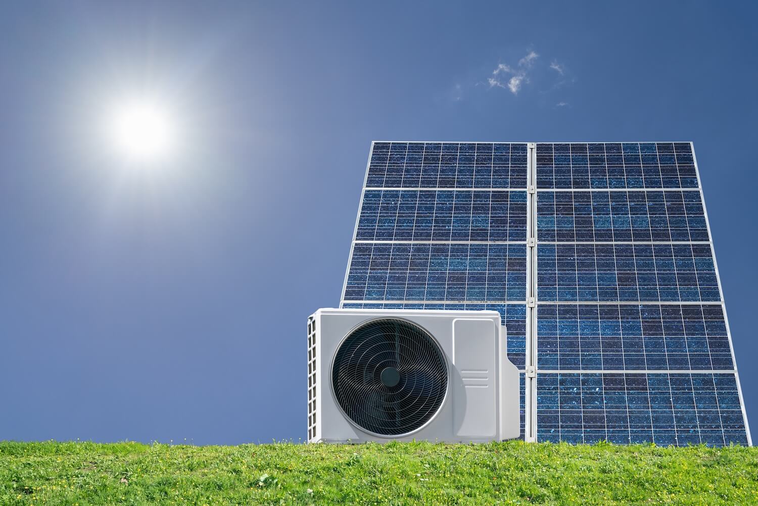 Solarbetriebene Wärmepumpe in Kaskadenschaltung mit Solarpanelen im Hintergrund unter klarem Himmel.
