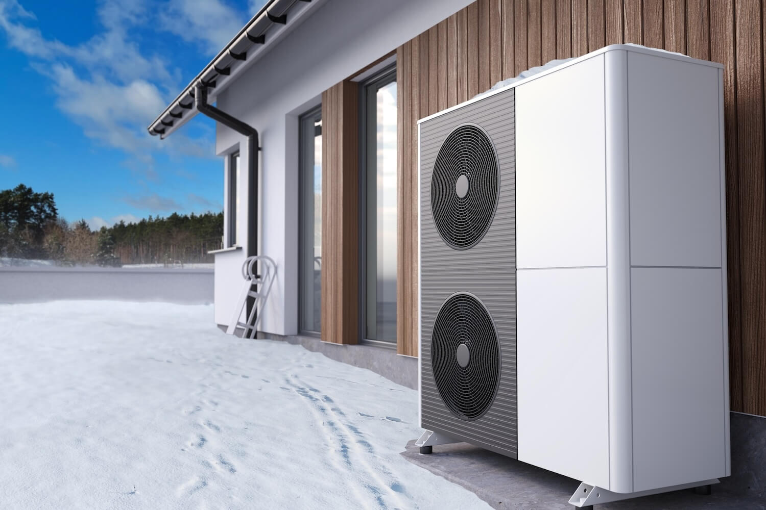 Hybridheizung Gas & Wärmepumpe: Eine Wärmepumpe steht in einem verschneiten Vorgarten.