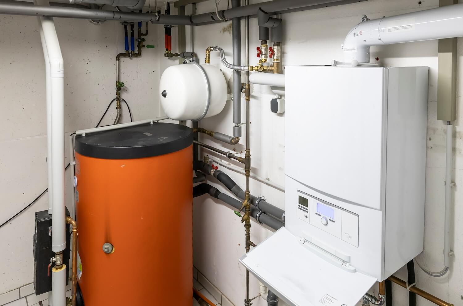 Im Zuge des Heizung erneuern wurde dieser Heizungsraum mit einem effizienten Gasbrennwertgerät und Warmwasserspeicher ausgestattet.