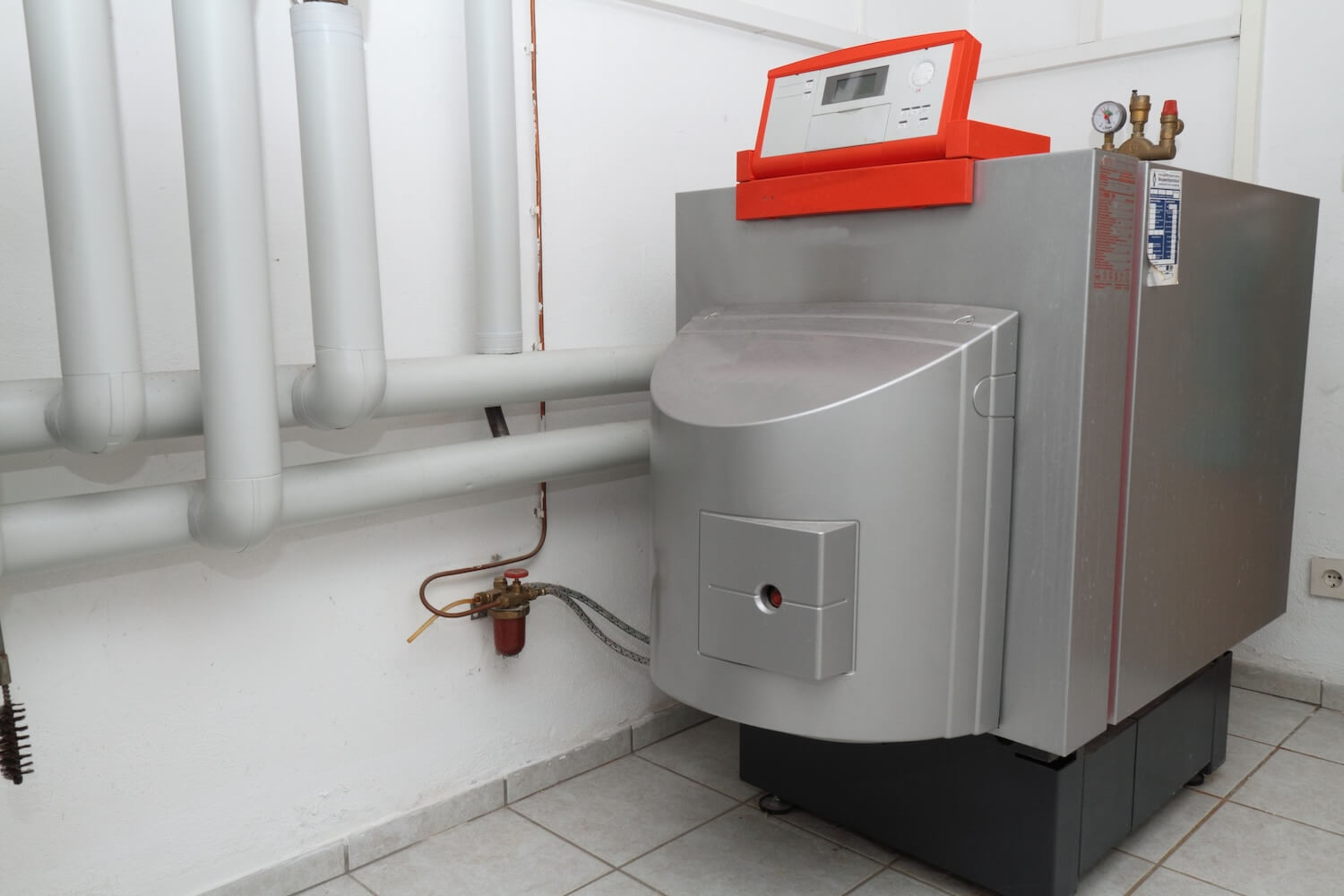 Heizkessel in einem Kellerraum – Auswirkungen der CO₂-Steuer für Heizöl auf ältere Heizsysteme.