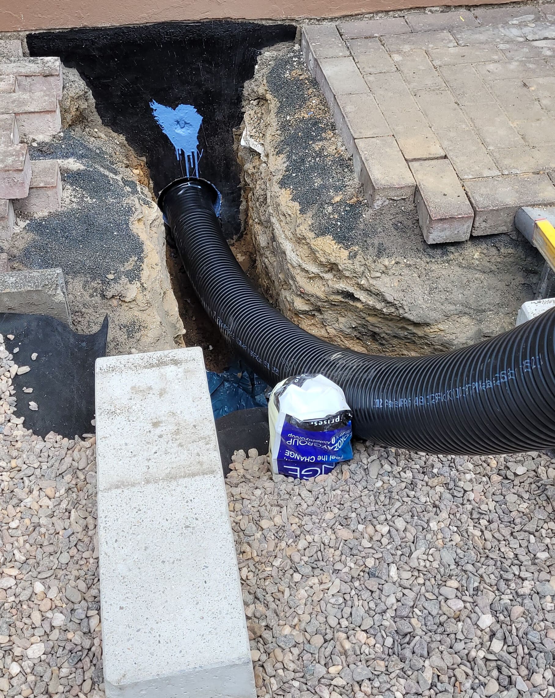 Foto mit Erdleitung und Fundament für eine Wärmepumpe.