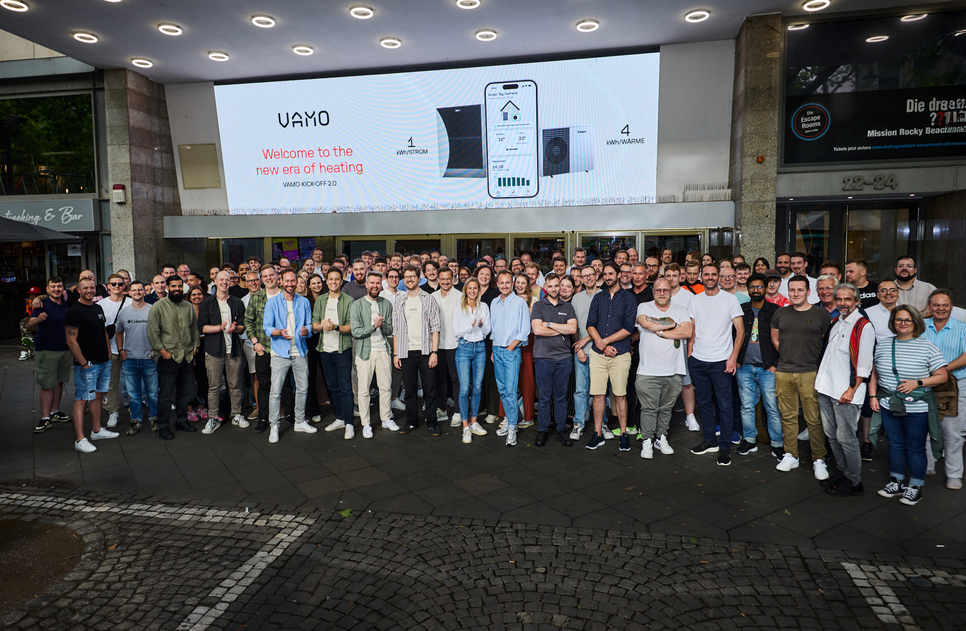 Gruppenfoto mit Vamo-Mitarbeitern, Kooperationspartnern und Investoren vor dem Kölner Filmpalast.