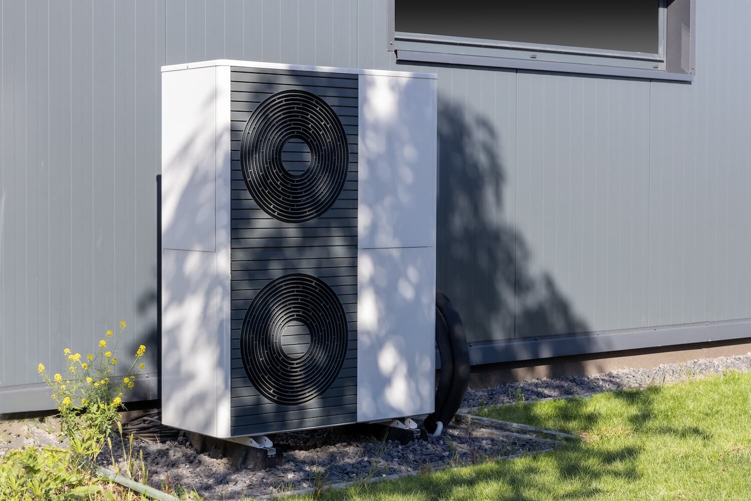 Moderne Wärmepumpe vor einem grauen Gebäude – nachhaltige Heizlösung mit einer Wärmepumpe in Berlin.