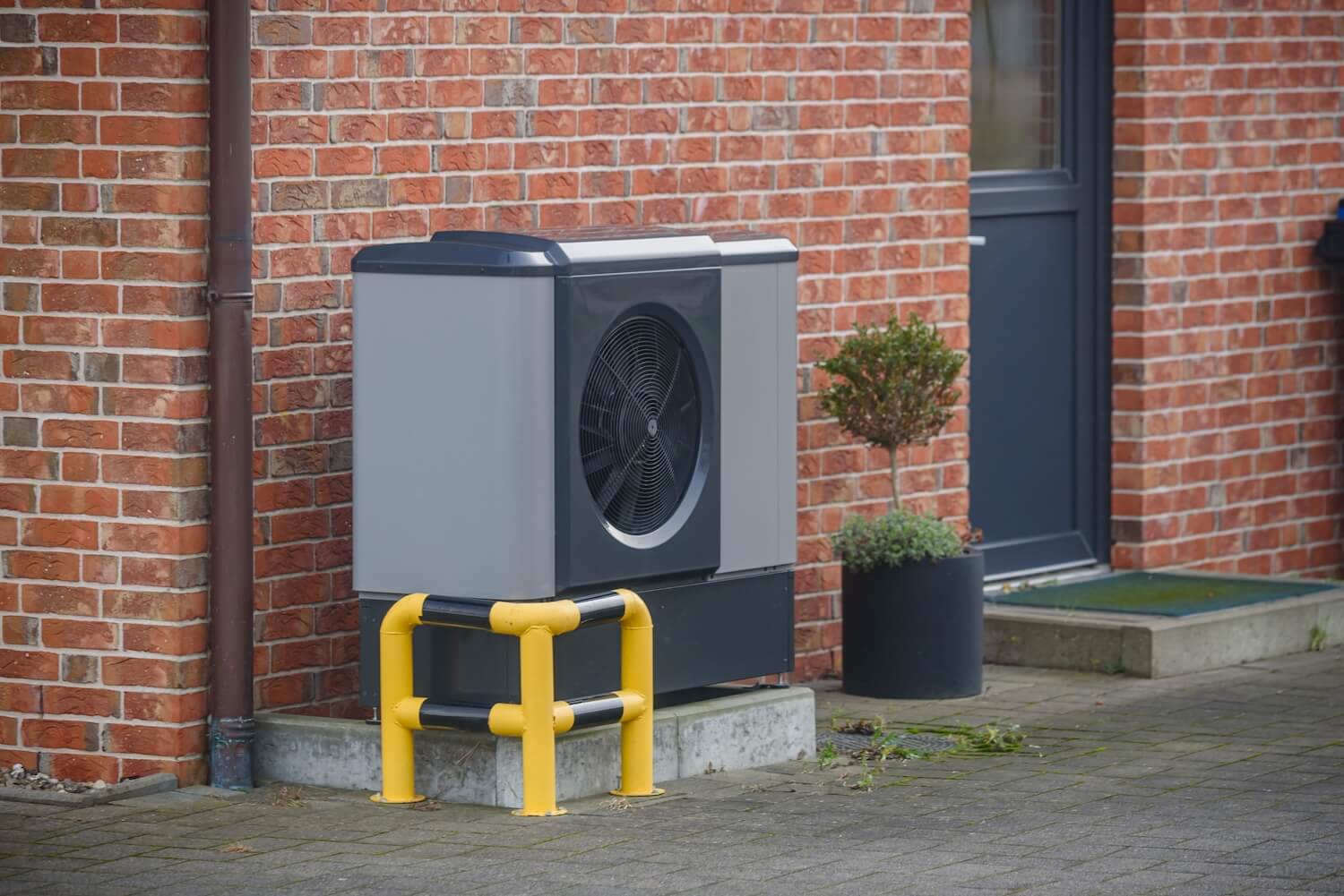 Luft-Wasser-Wärmepumpe mit Anfahrschutz als zukunftssichere Heizlösung angesichts des Kaminofen-Verbots.