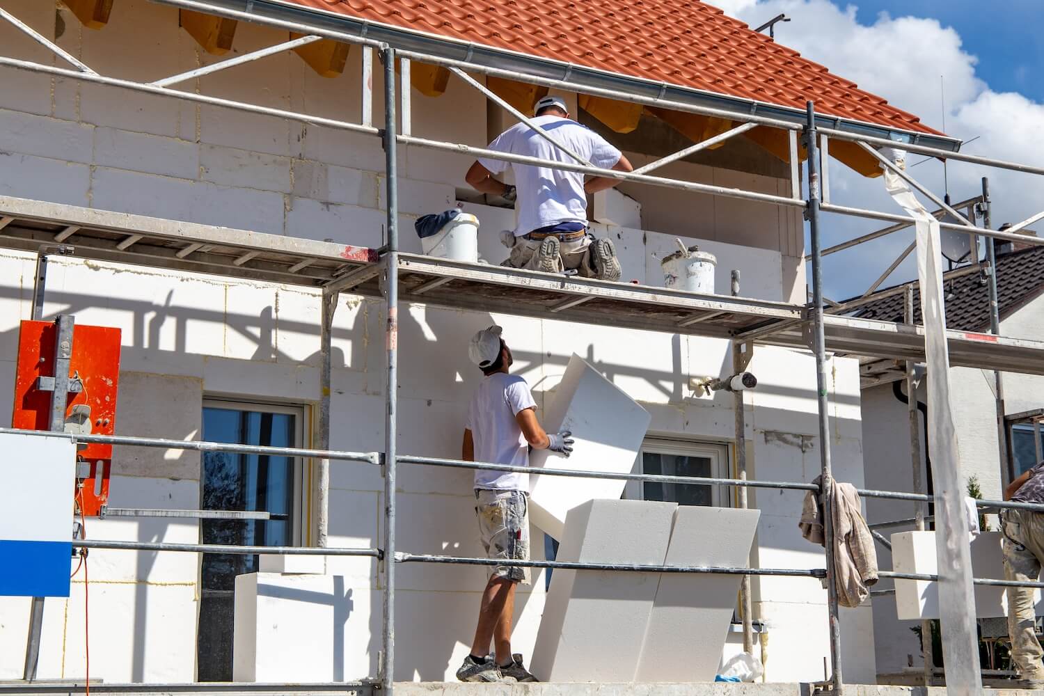 Handwerker isolieren ein Wohngebäude.