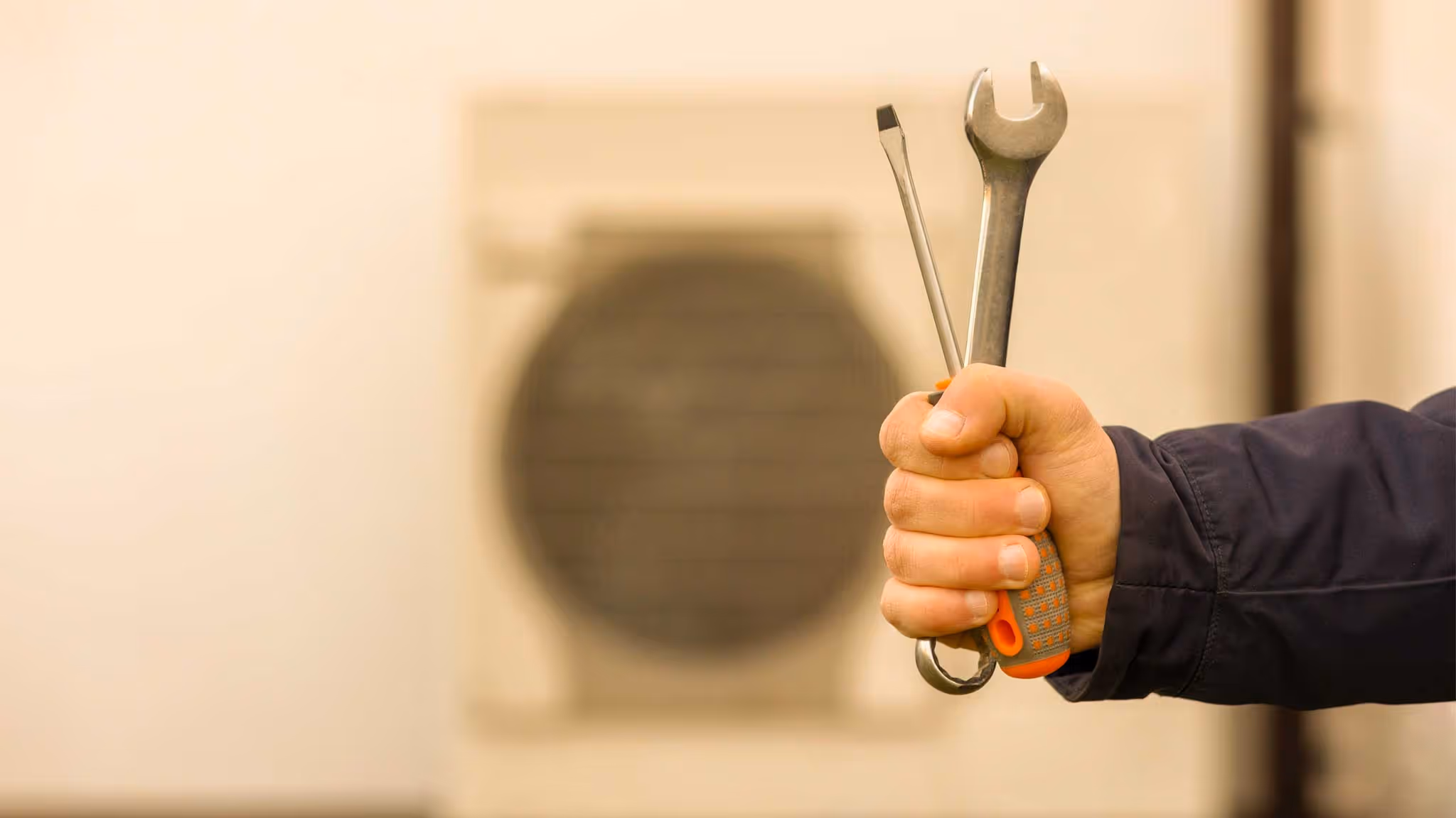 Hand hält Werkzeug