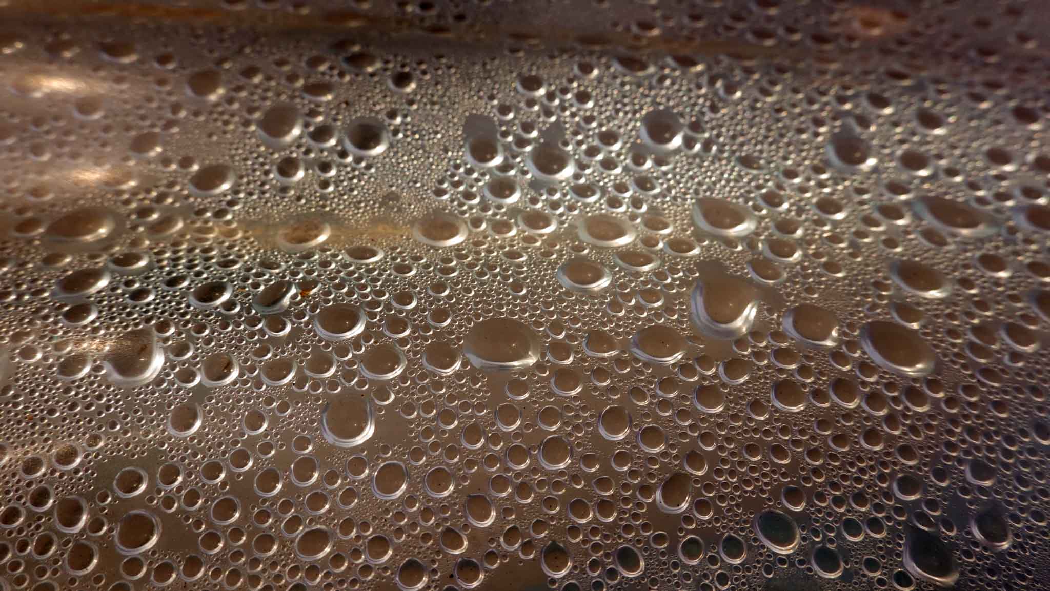 Kondenswasser an kühler Oberfläche – typische Erscheinung bei aktiver Wärmepumpenkühlung im Sommer.