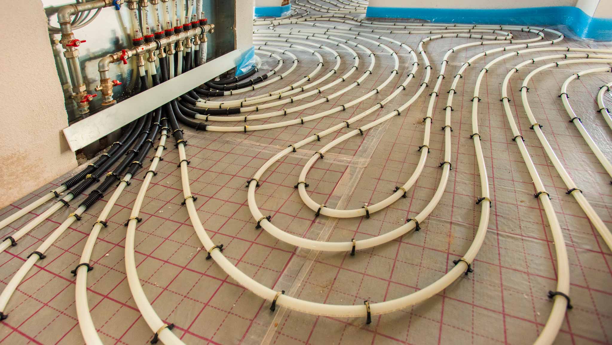 Verlegung einer Flächenkühlung mit Fußbodenheizungsrohren – Wärmepumpe als Kühlquelle für angenehmes Raumklima.