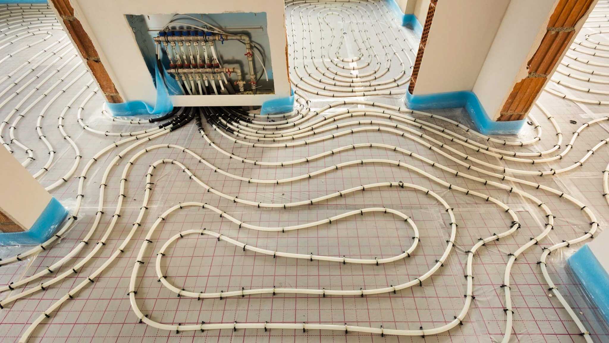 Verlegung einer Flächenkühlung mit Fußbodenheizungsrohren – Wärmepumpe als Kühlquelle für angenehmes Raumklima.