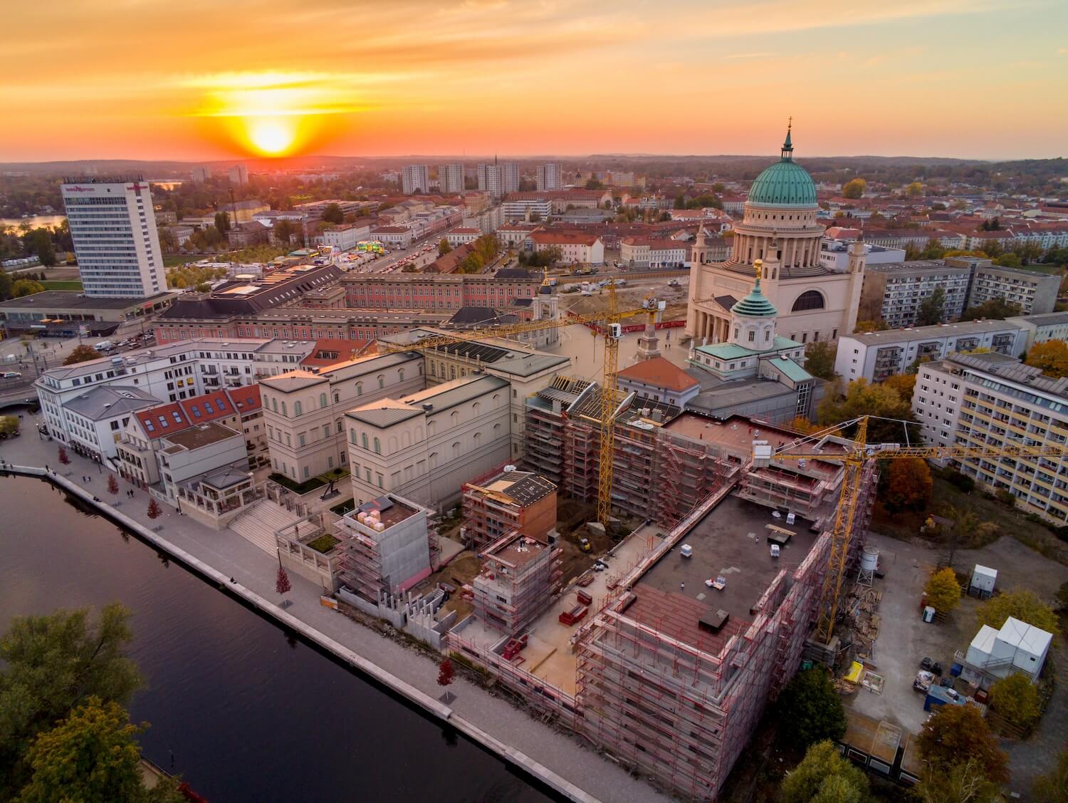 Luftaufnahme von Potsdam bei Sonnenuntergang