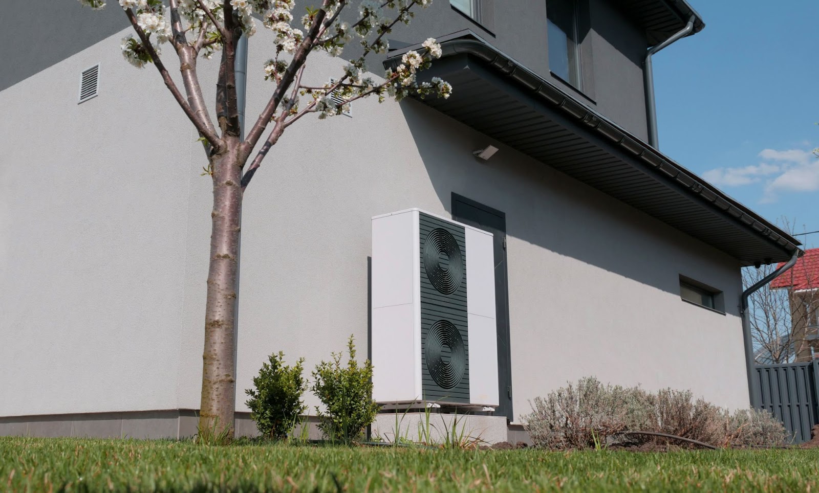 Eine Wärmepumpe vor einem Haus