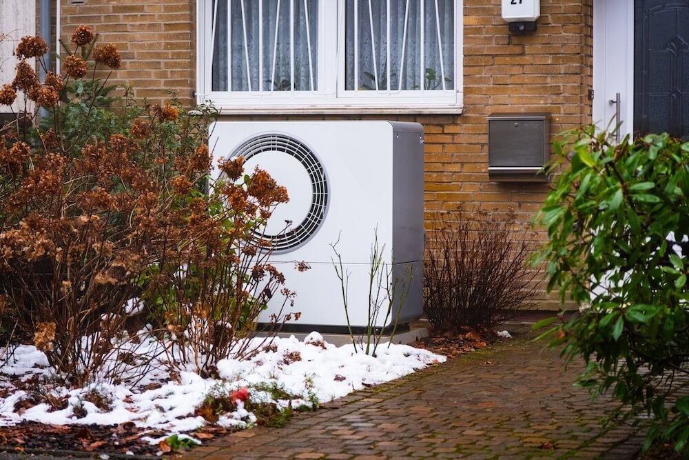 Wärmepumpe im Vorgarten eines Berliner Wohnhauses – effiziente Heiztechnik mit einer Wärmepumpe in Berlin.