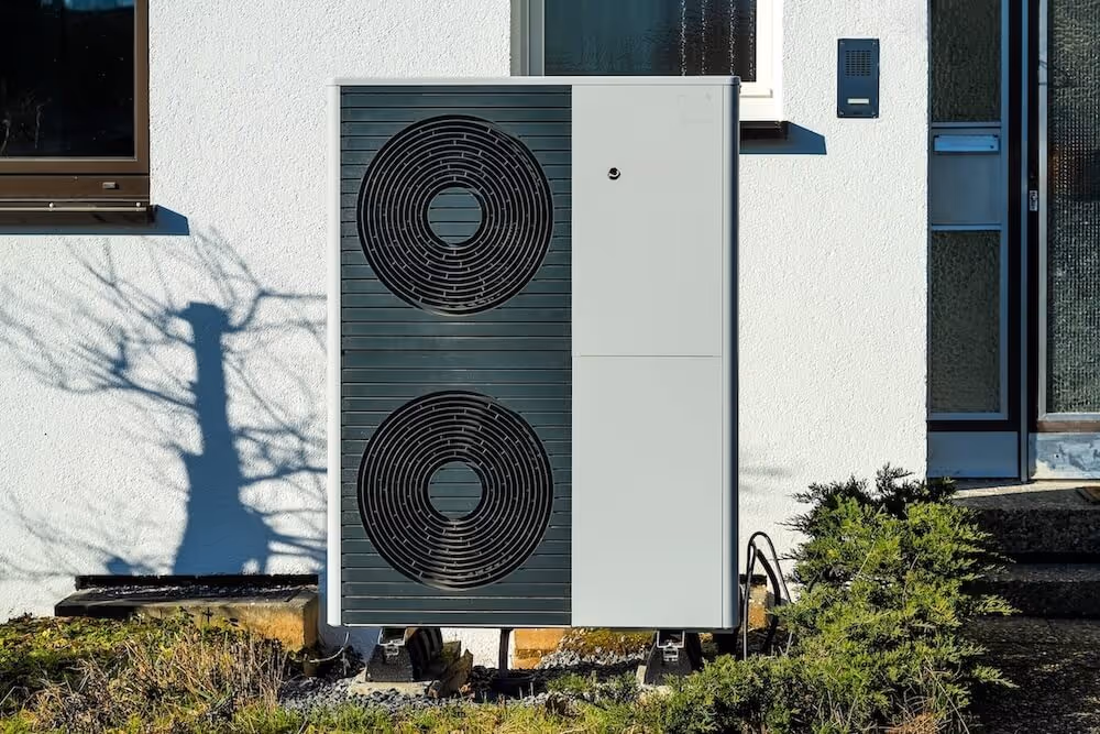 Große Wärmepumpe an einer Hausfassade – umweltfreundliche Energieversorgung durch eine Wärmepumpe in Berlin.