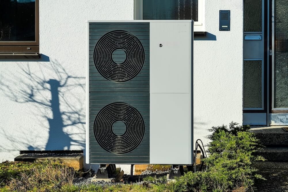 Große Wärmepumpe an einer Hausfassade – umweltfreundliche Energieversorgung durch eine Wärmepumpe in Berlin.