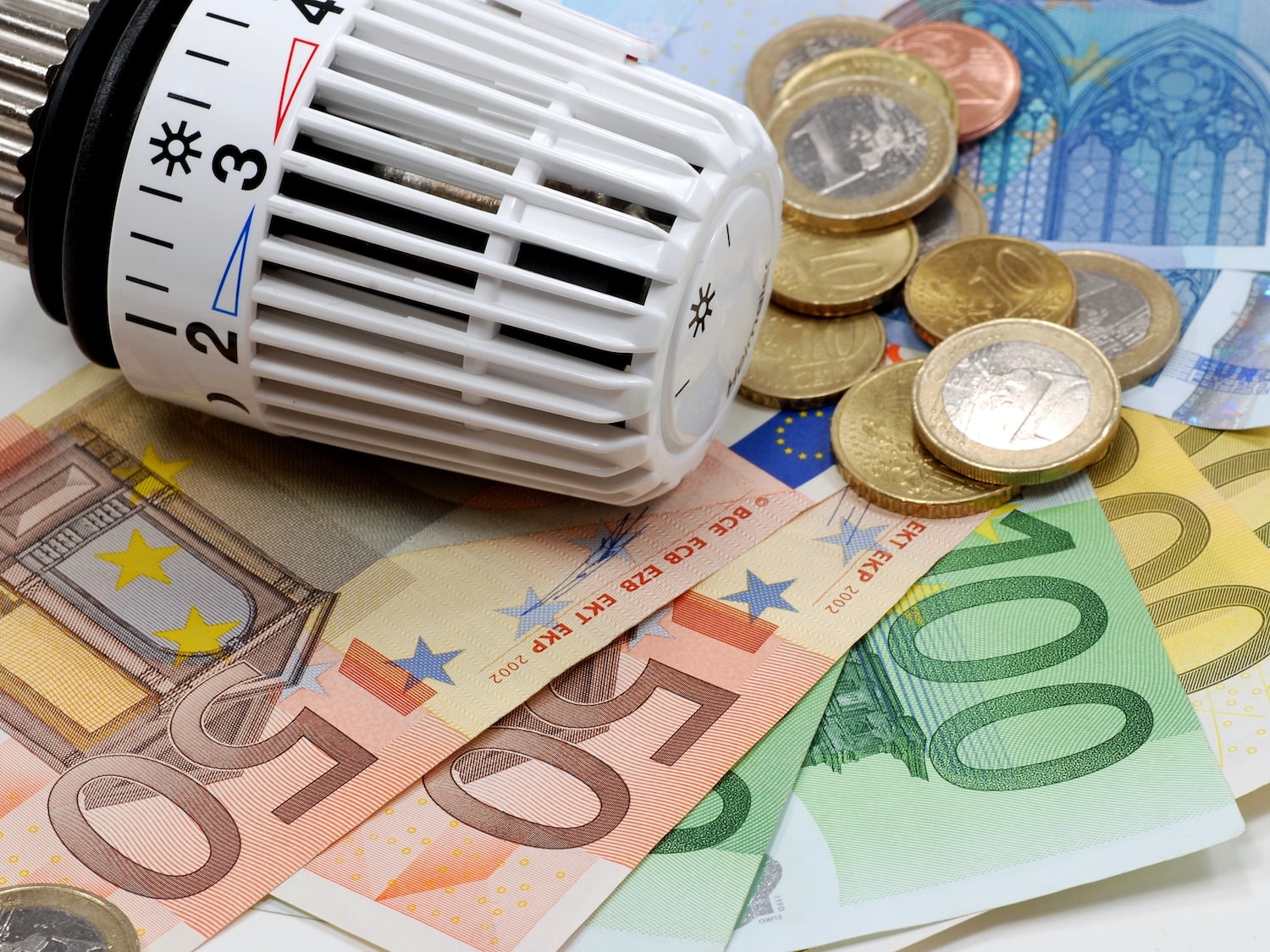 Thermostatkopf auf Euro-Banknoten und -Münzen.