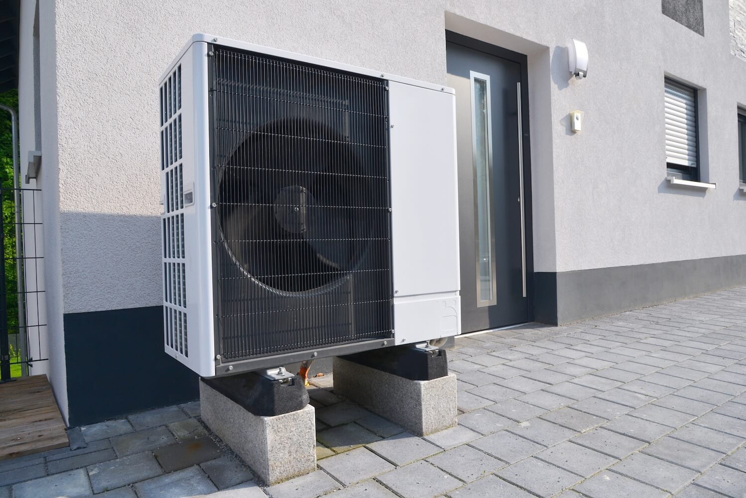 Außeneinheit einer modernen Wärmepumpe, gefördert durch Zuschüsse für nachhaltige Heiztechnik.