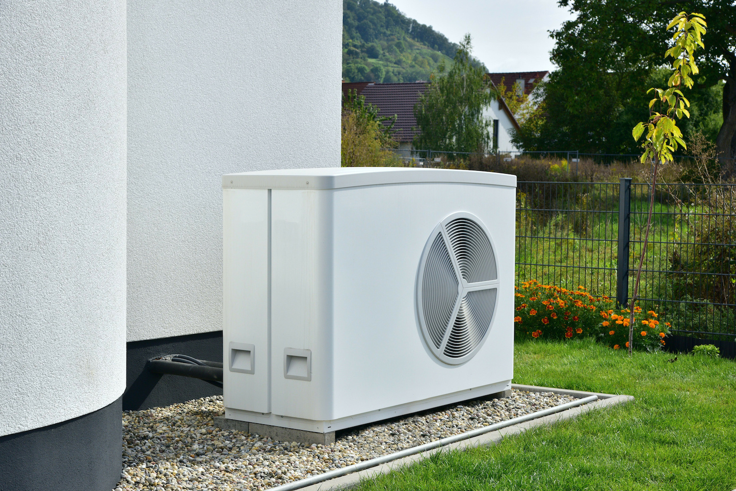 Wärmepumpe neben Haus