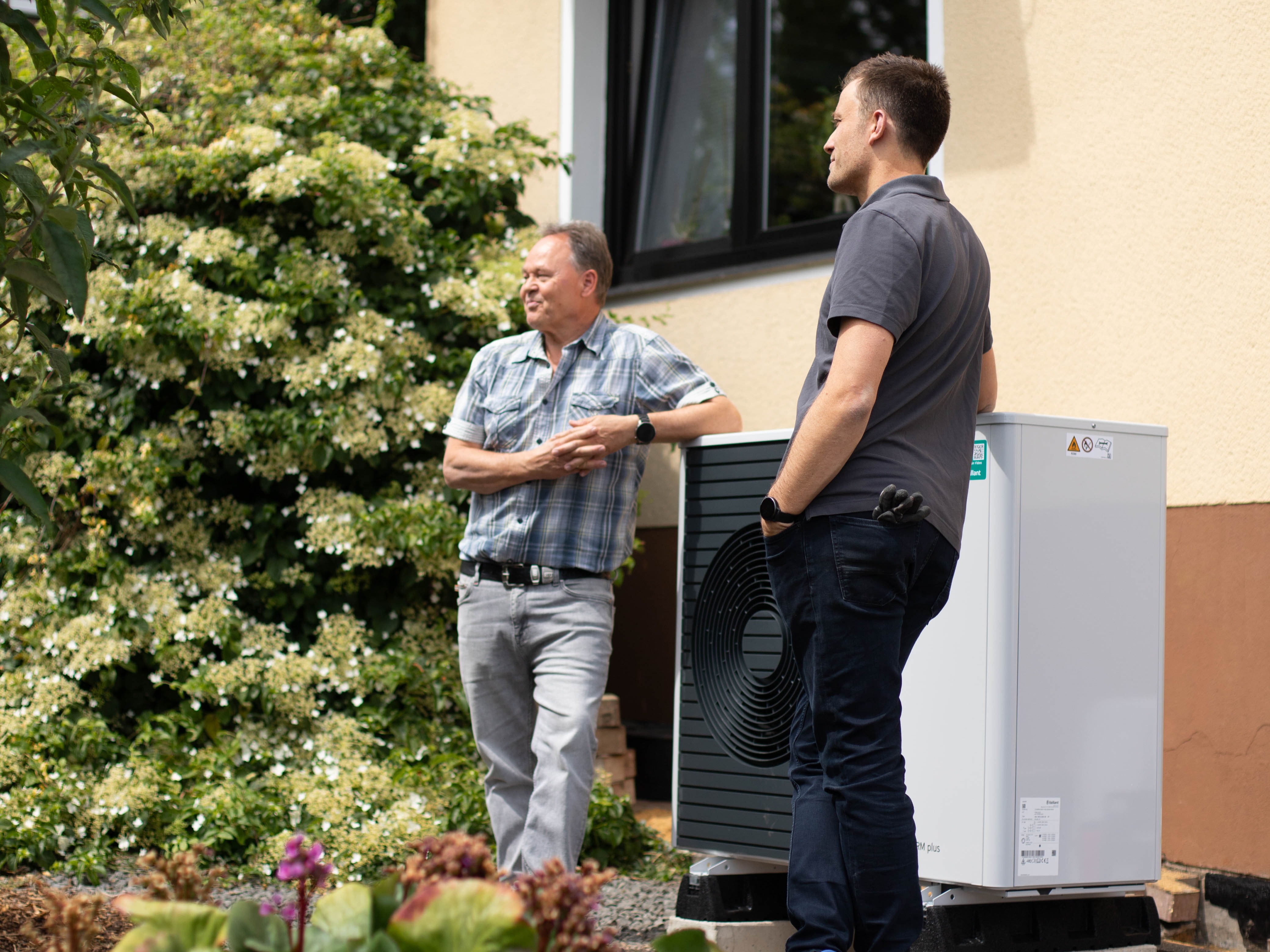 Kunde Peter Lenhart mit Vamo CEO Jan Ossenbrink vor seiner neuen Vaillant Wärmepumpe