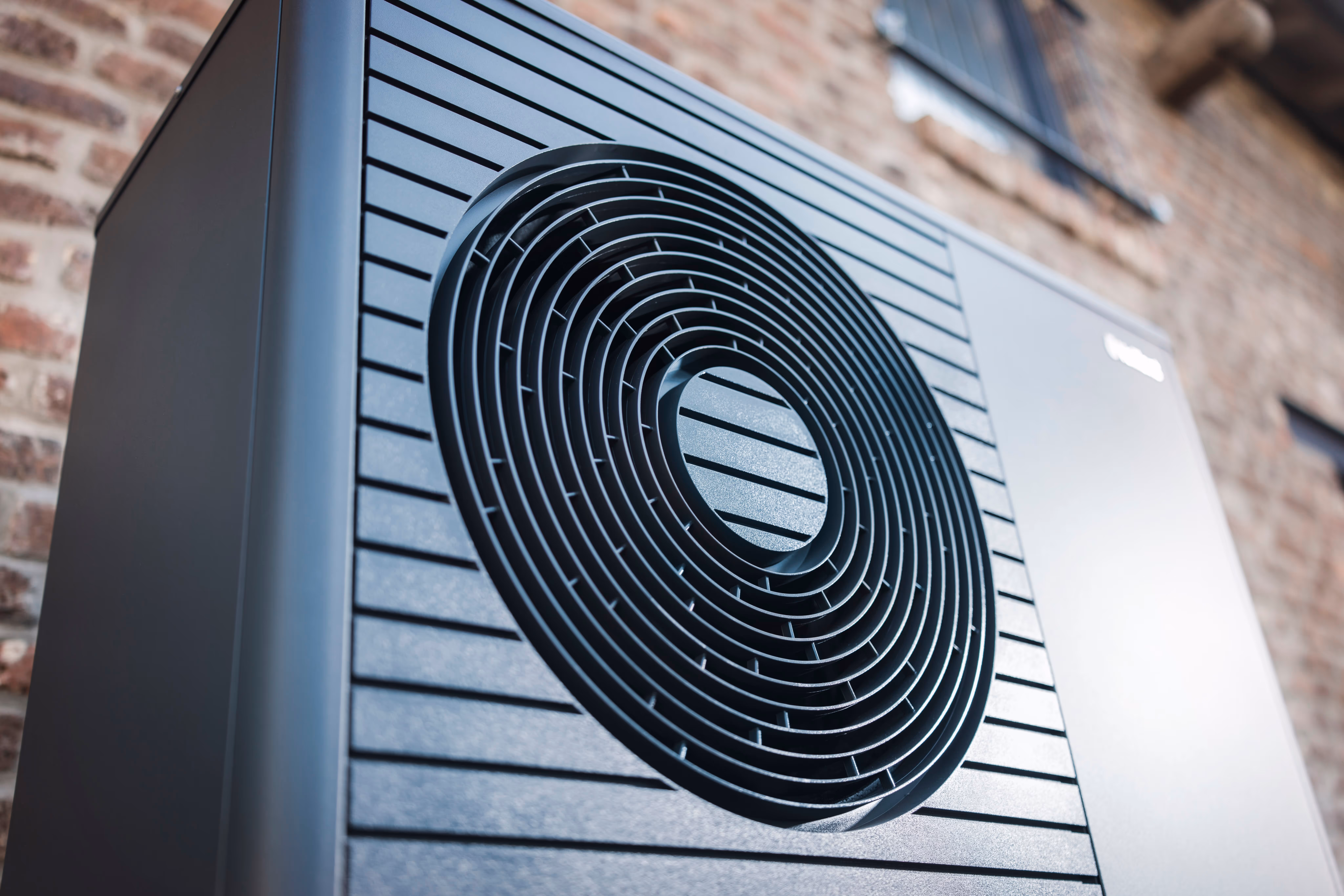 Detailaufnahme Vaillant Wärmepumpe vor einem Backstein-Altbau