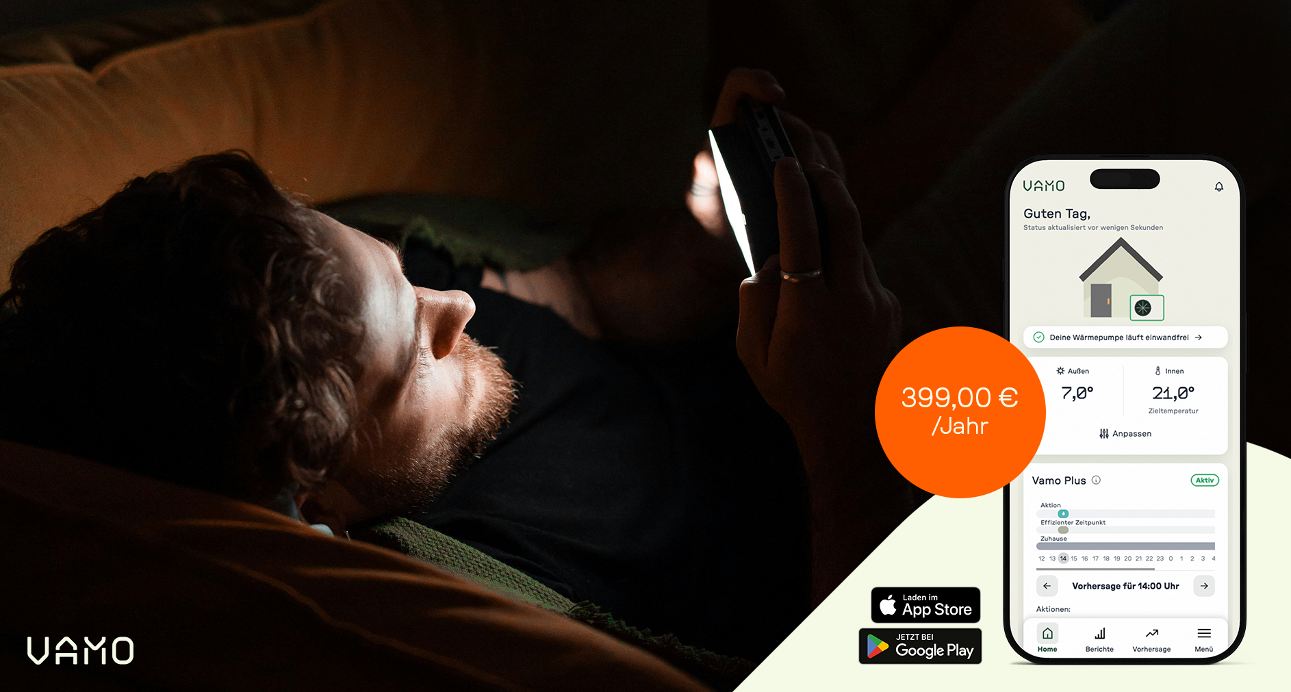 Mann liegt mit Handy auf dem Sofa, die Vamo App geöffnet