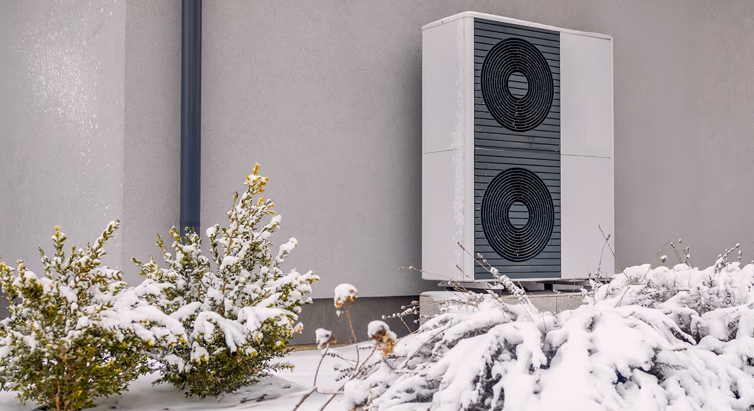 Wärmepumpe im Garten bei Schnee