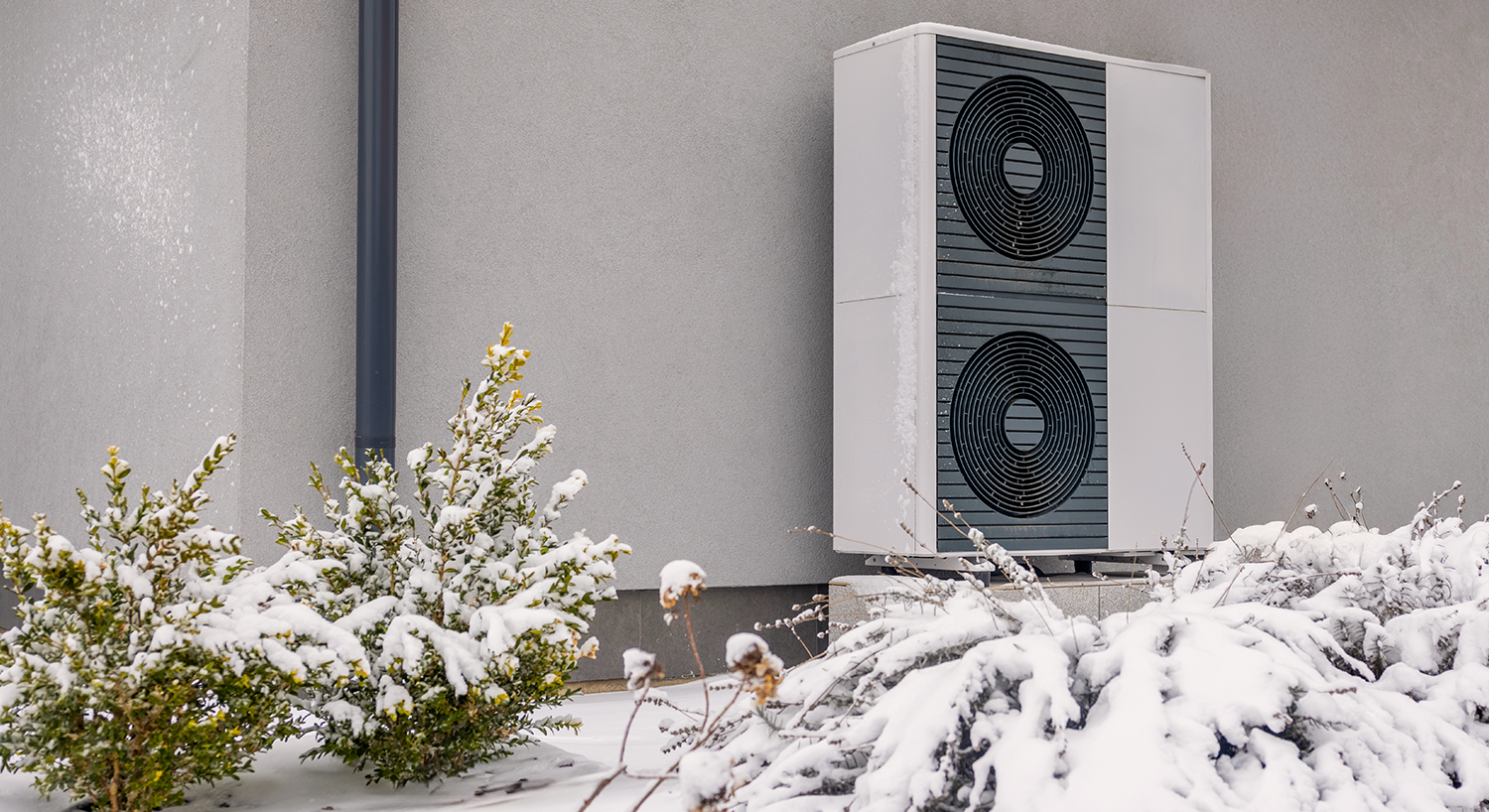 Wärmepumpe im Garten bei Schnee