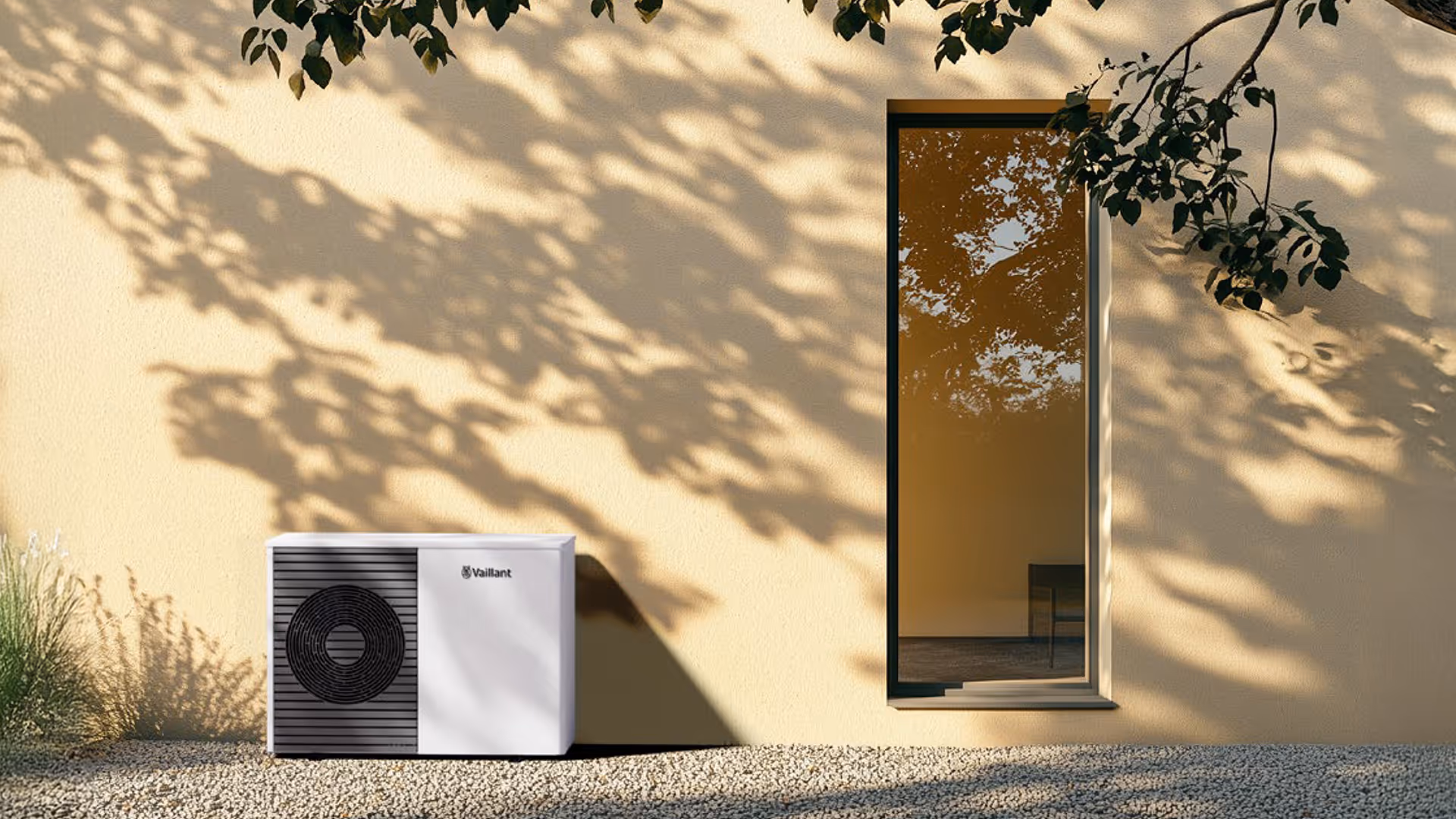 Vaillant Wärmepumpe im Kies vor beiger Hauswand