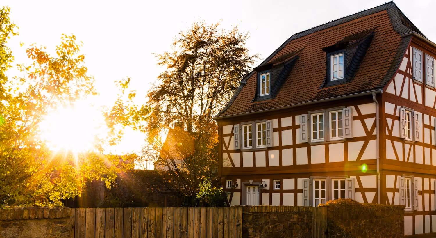 Altbau vor untergehender Sonne