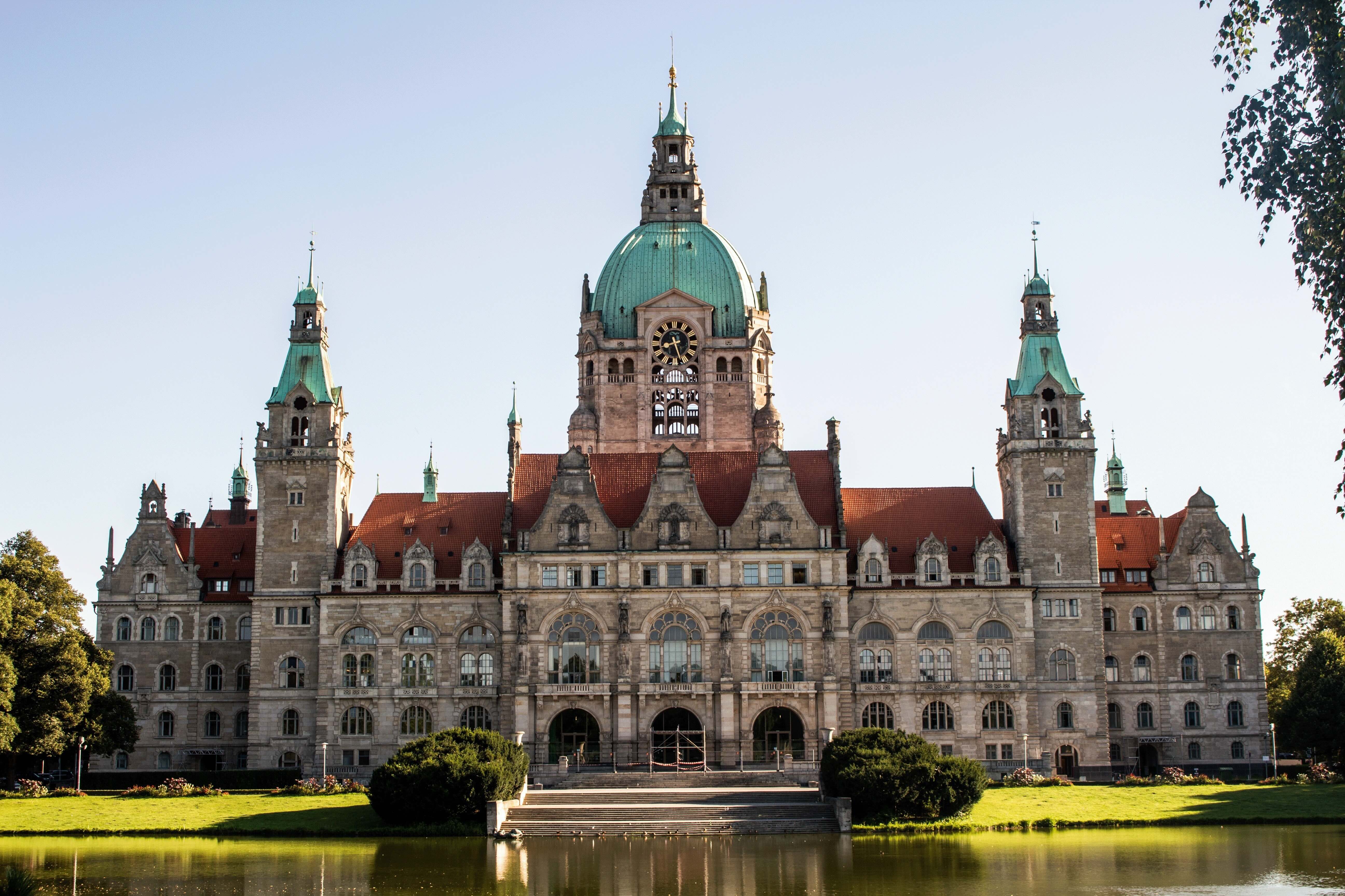 Das Rathaus Hannover im Sommer