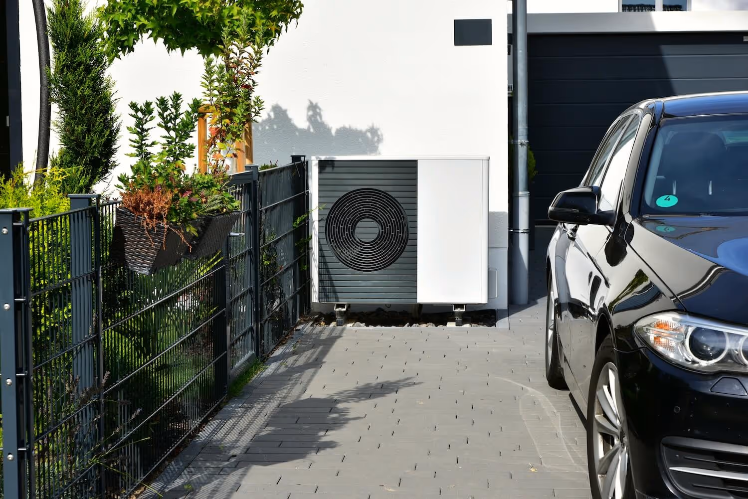 Wärmepumpe in der Einfahrt eines Einfamilienhauses