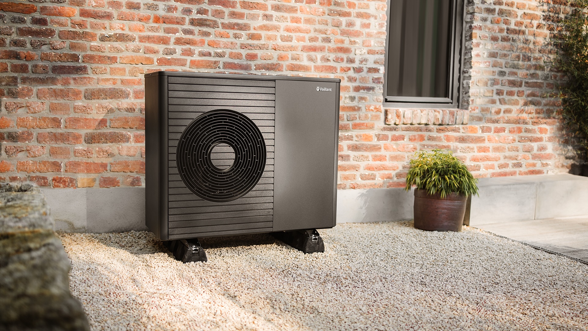Vaillant Wärmepumpe im Kiesbeet vor einem Altbau